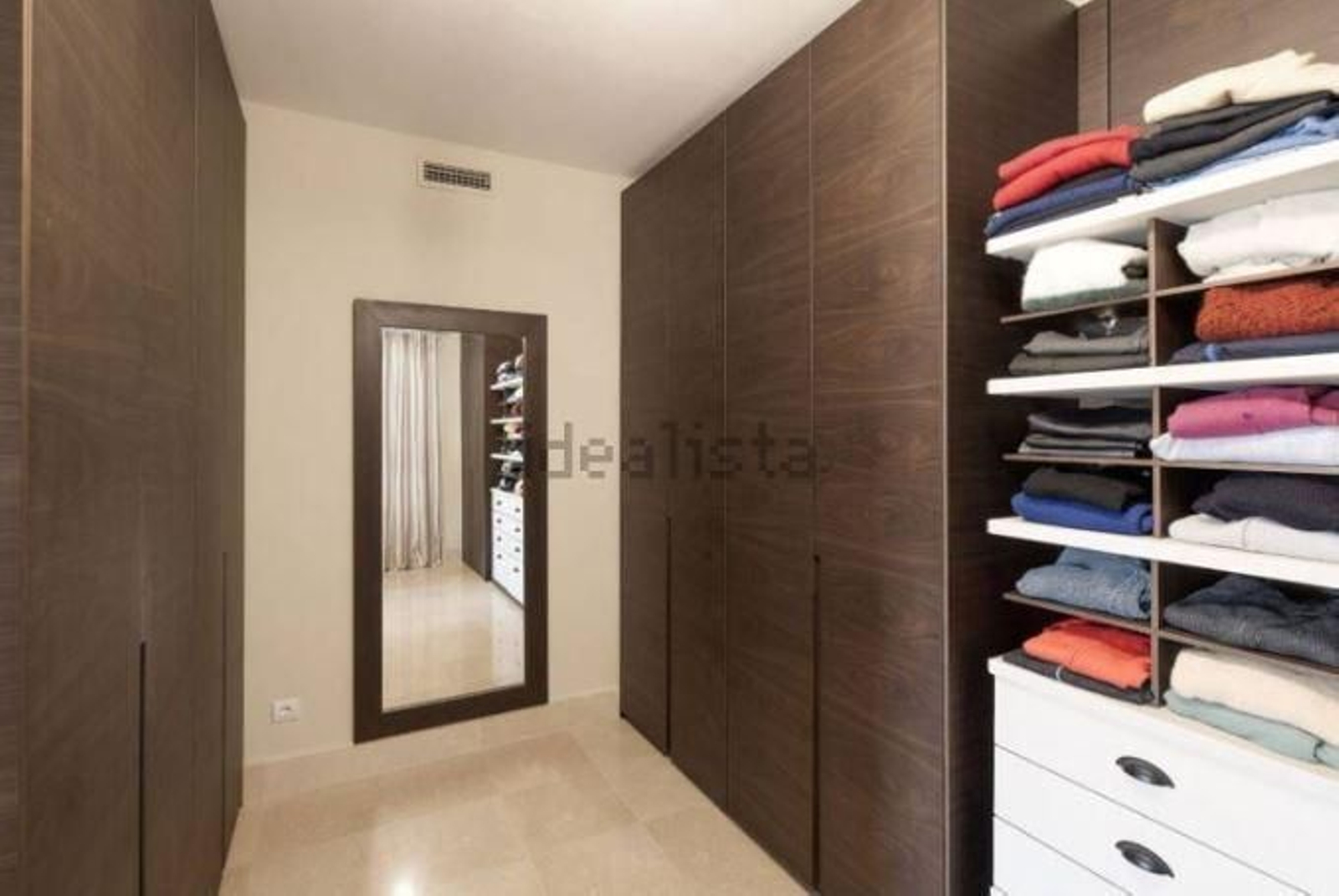 La lujosa vida de Sotogrande: así es el ático más caro con chimenea y vistas al mar