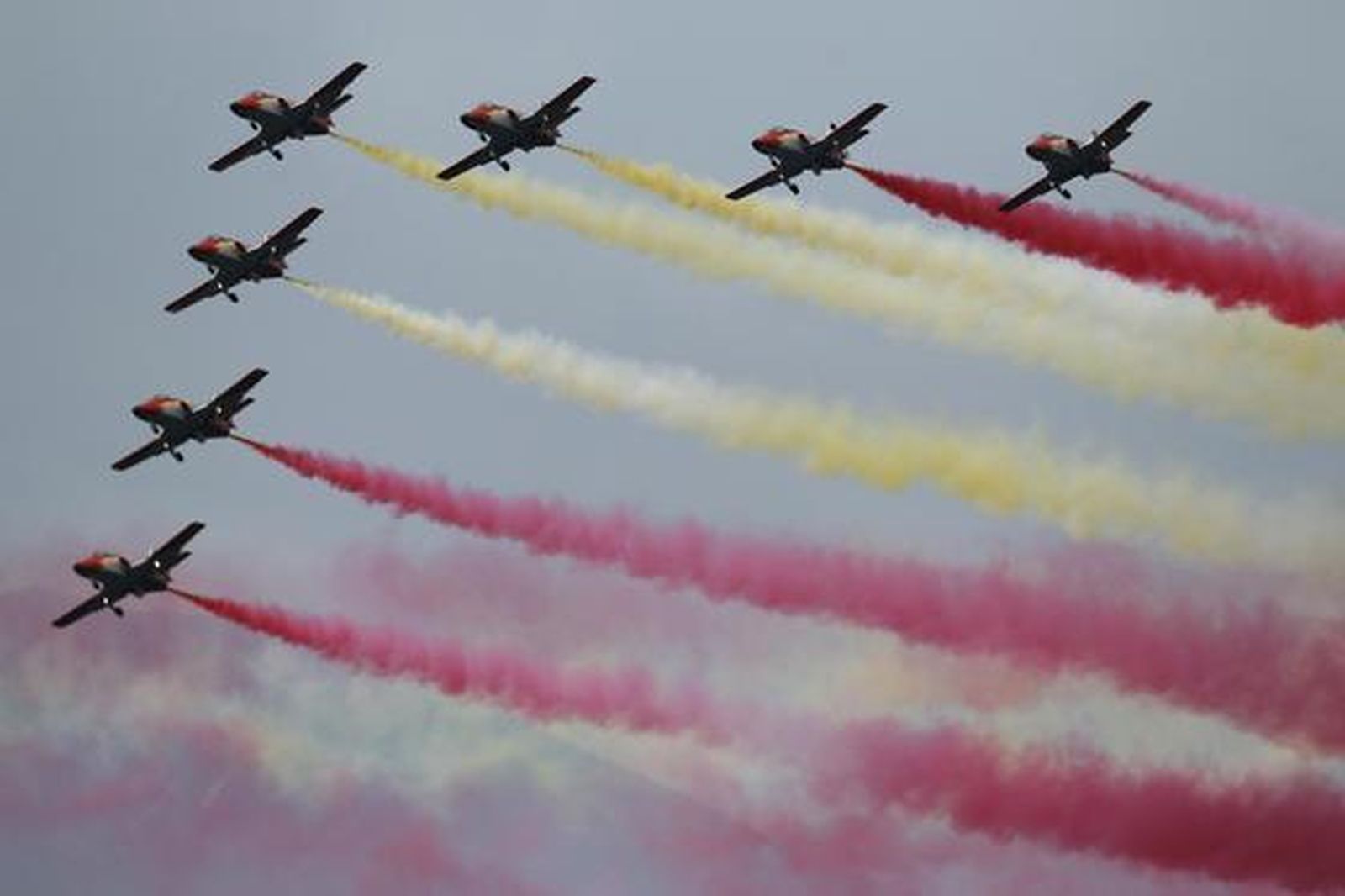 La Patrulla Águila dibuja la bandera española en el cielo.