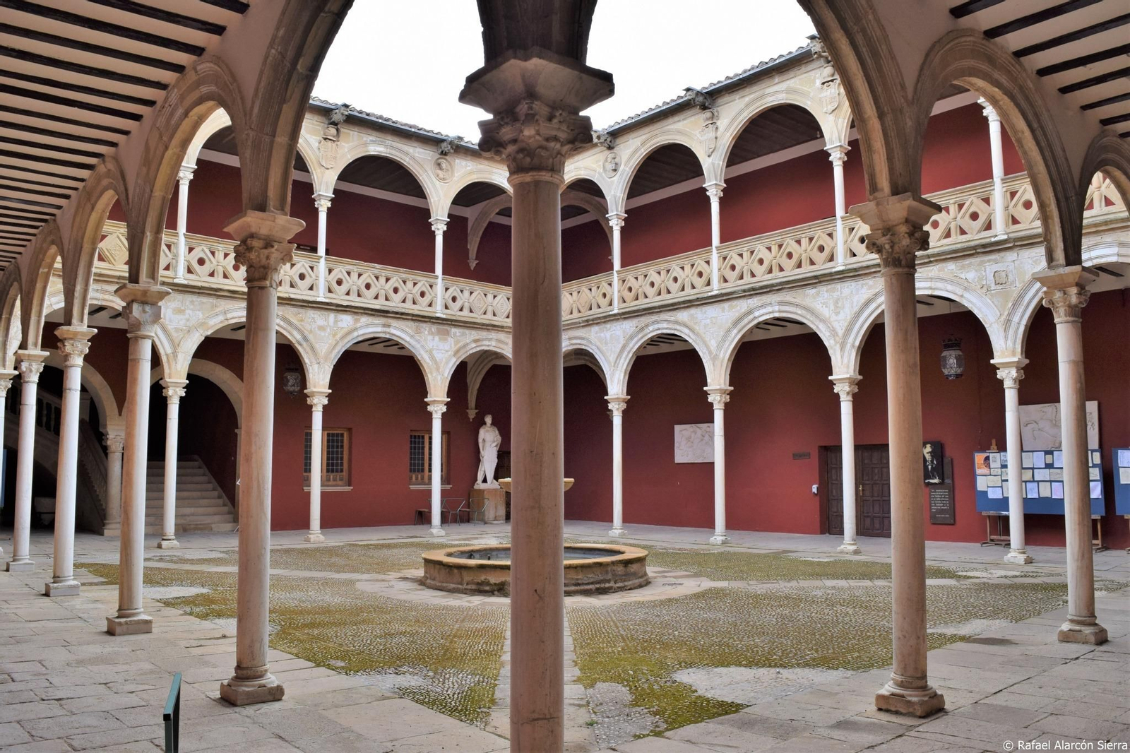 Se dice que el espíritu de Ana de Orozco vaga por estos muros.