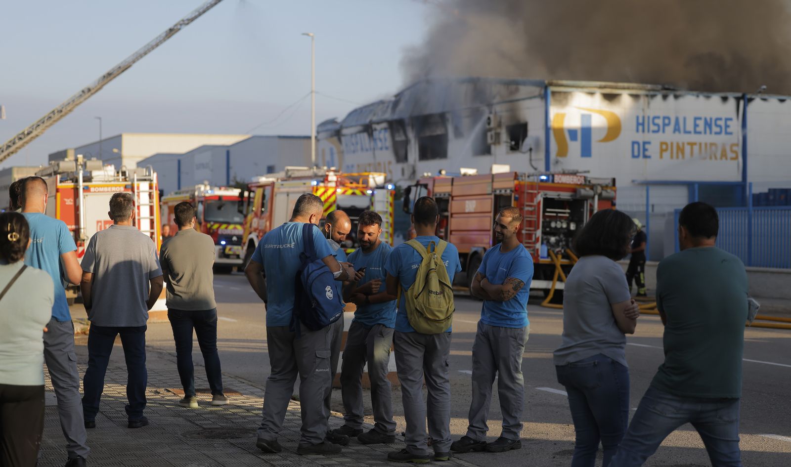 Las fotos del incendio de la fábrica de pinturas
