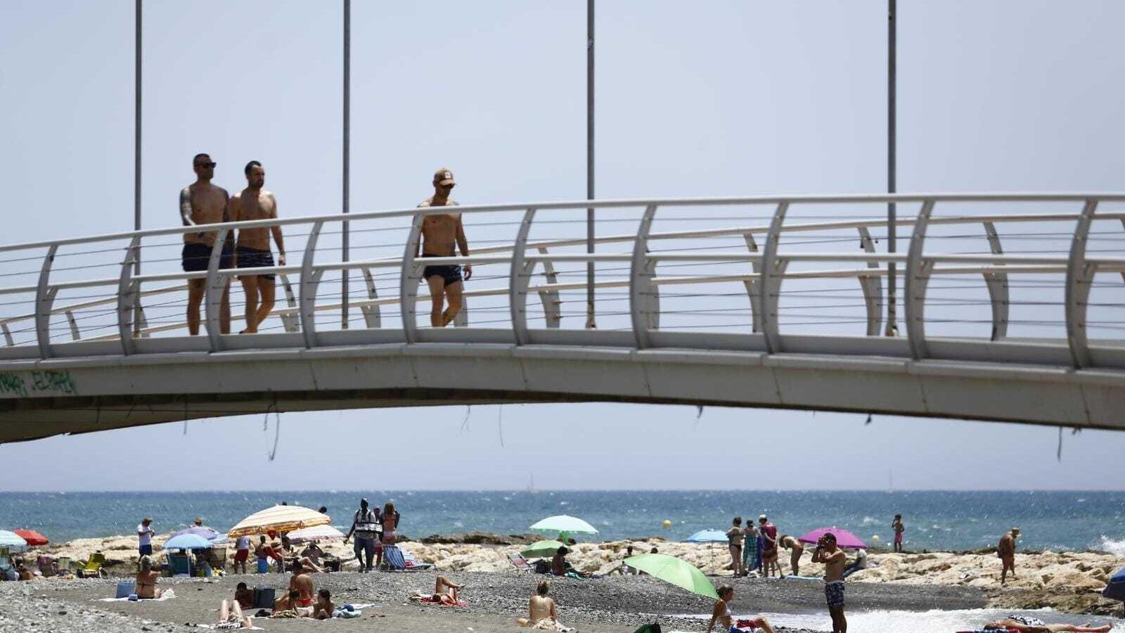 Bañistas en las playas de El Palo.