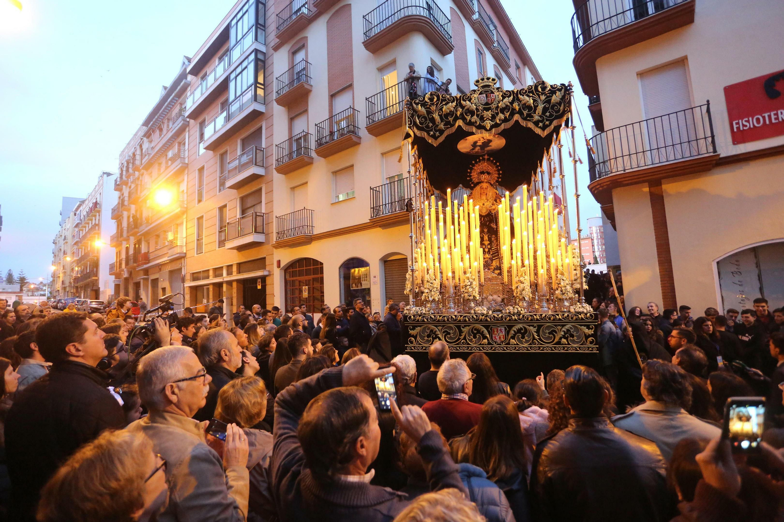 La Soledad de María con sus nuevos bordados frontales accede a la calle San Andrés.