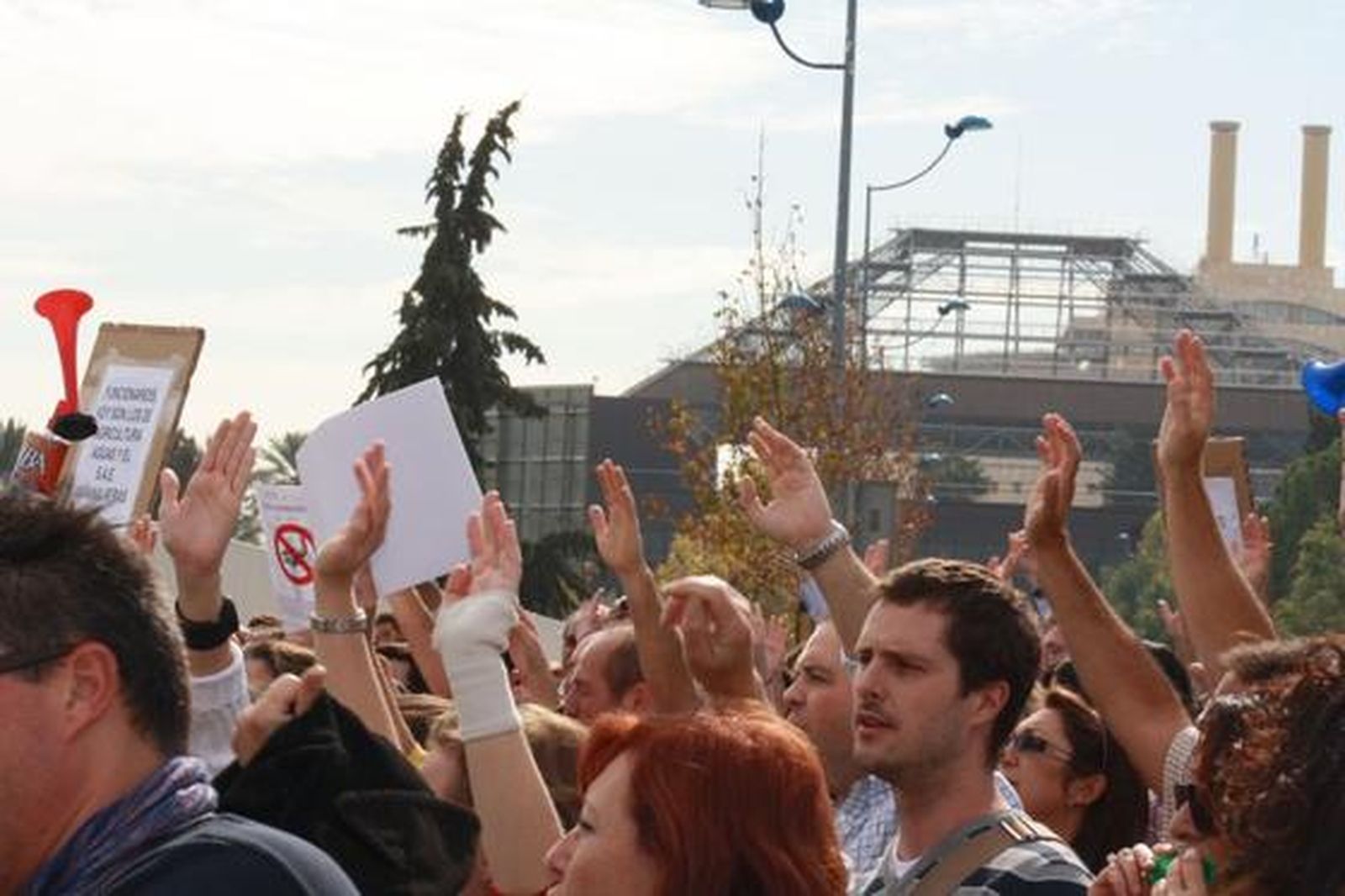 Los funcionarios de la Junta y algunos representantes del CSIF protestan frente a Torretriana.

Foto: Redacci?