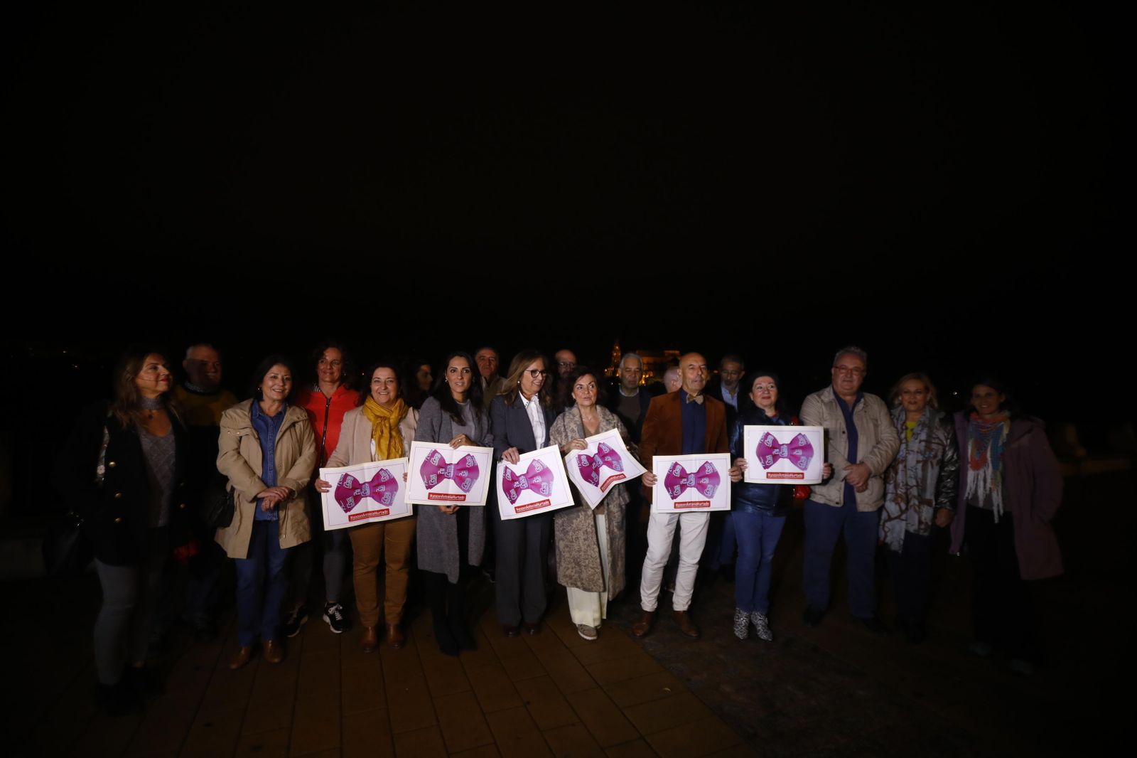 Antonio Hurtado posa con Carmen Calvo y con su comité de apoyo a las primarias.