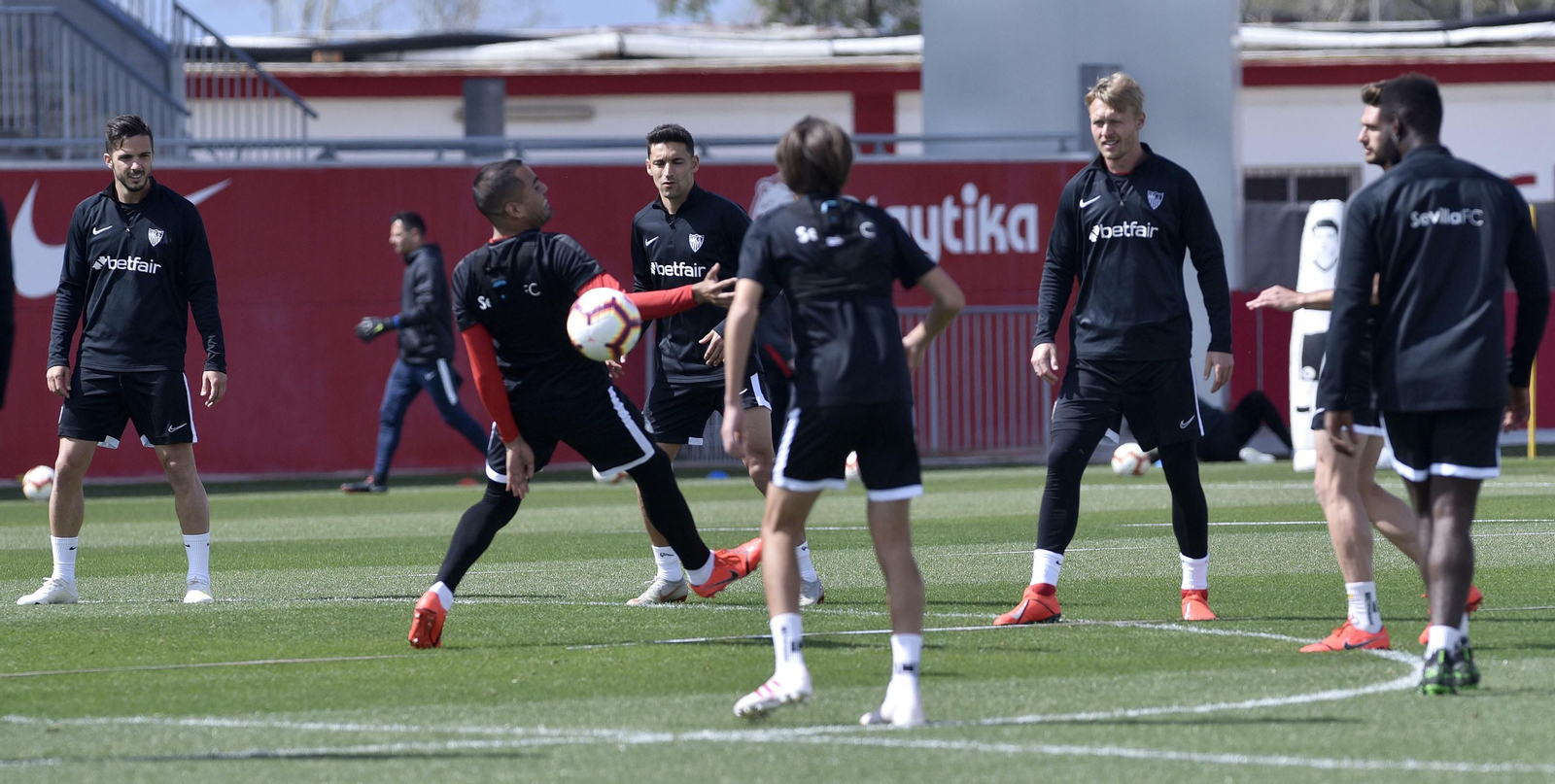 Mercado, que volverá al once por el sancionado Jesús Navas, en un rondo entre Sarabia, el palaciego, Bryan y Kjaer.