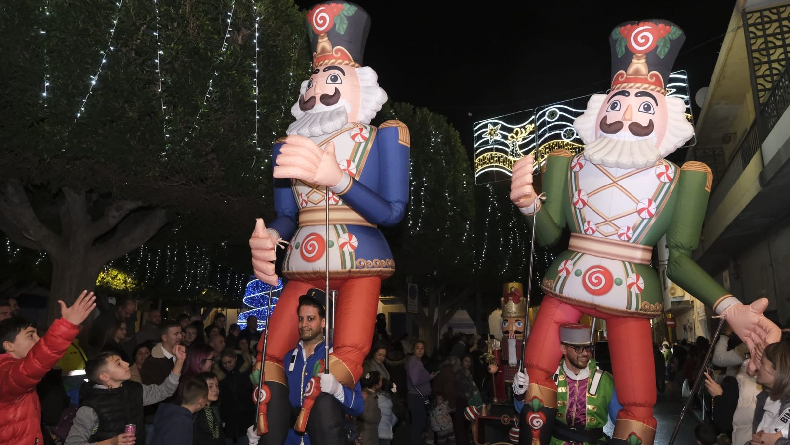 Imágenes de la cabalgata de Huércal de Almería: miles de personas reciben a los Reyes Magos