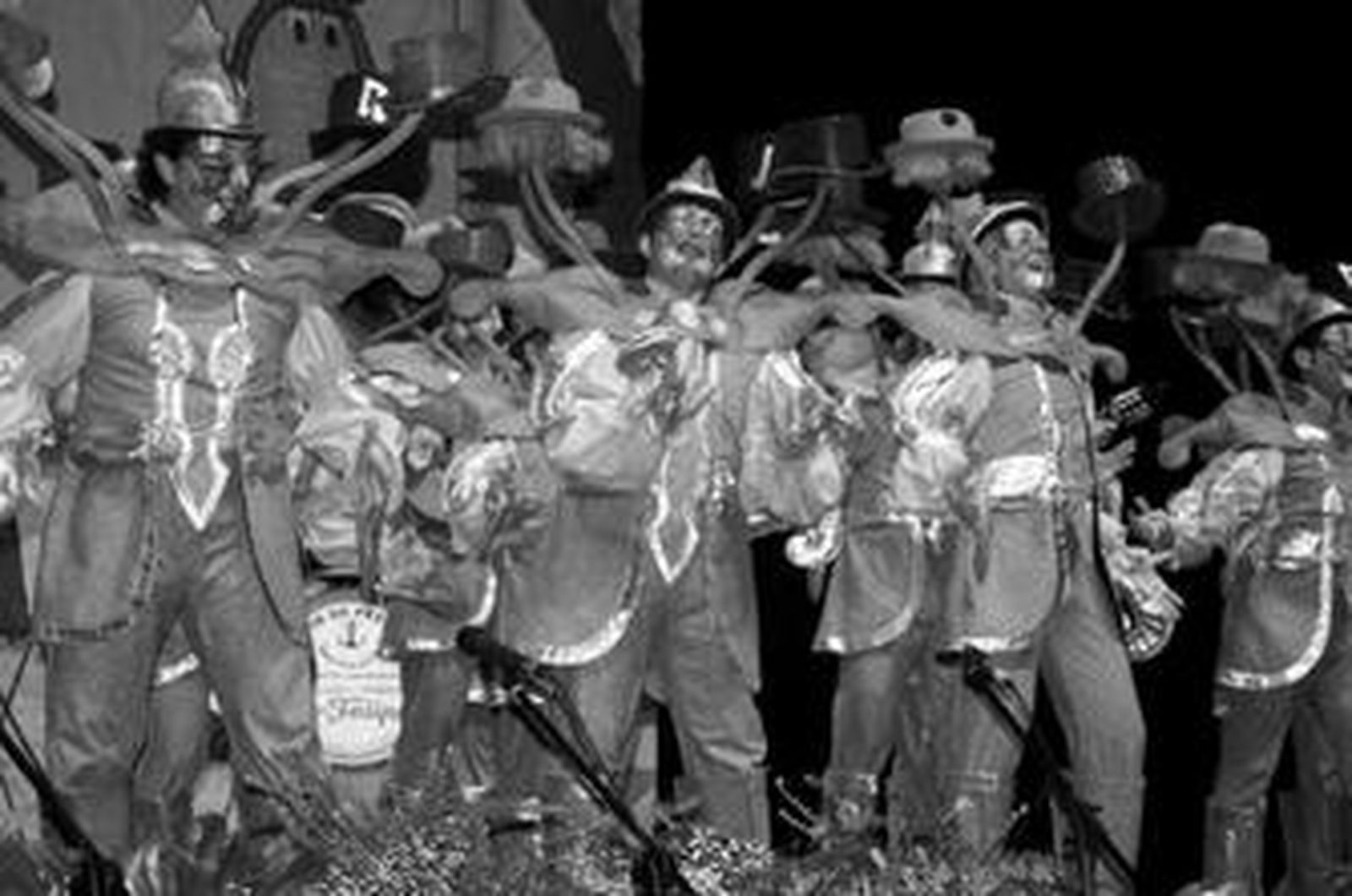 La comparsa puntaumbrieña 'El príncipe de los sombreros' se presentó en el escenario con un original atuendo.