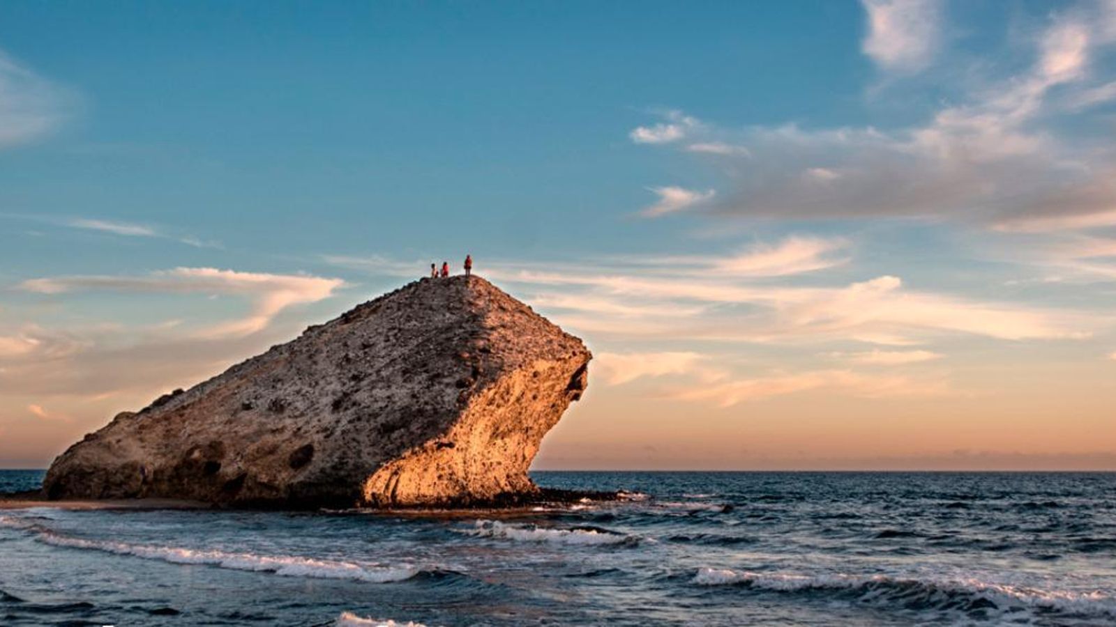 Puesta de sol en la playa de Mónsul (Almería).