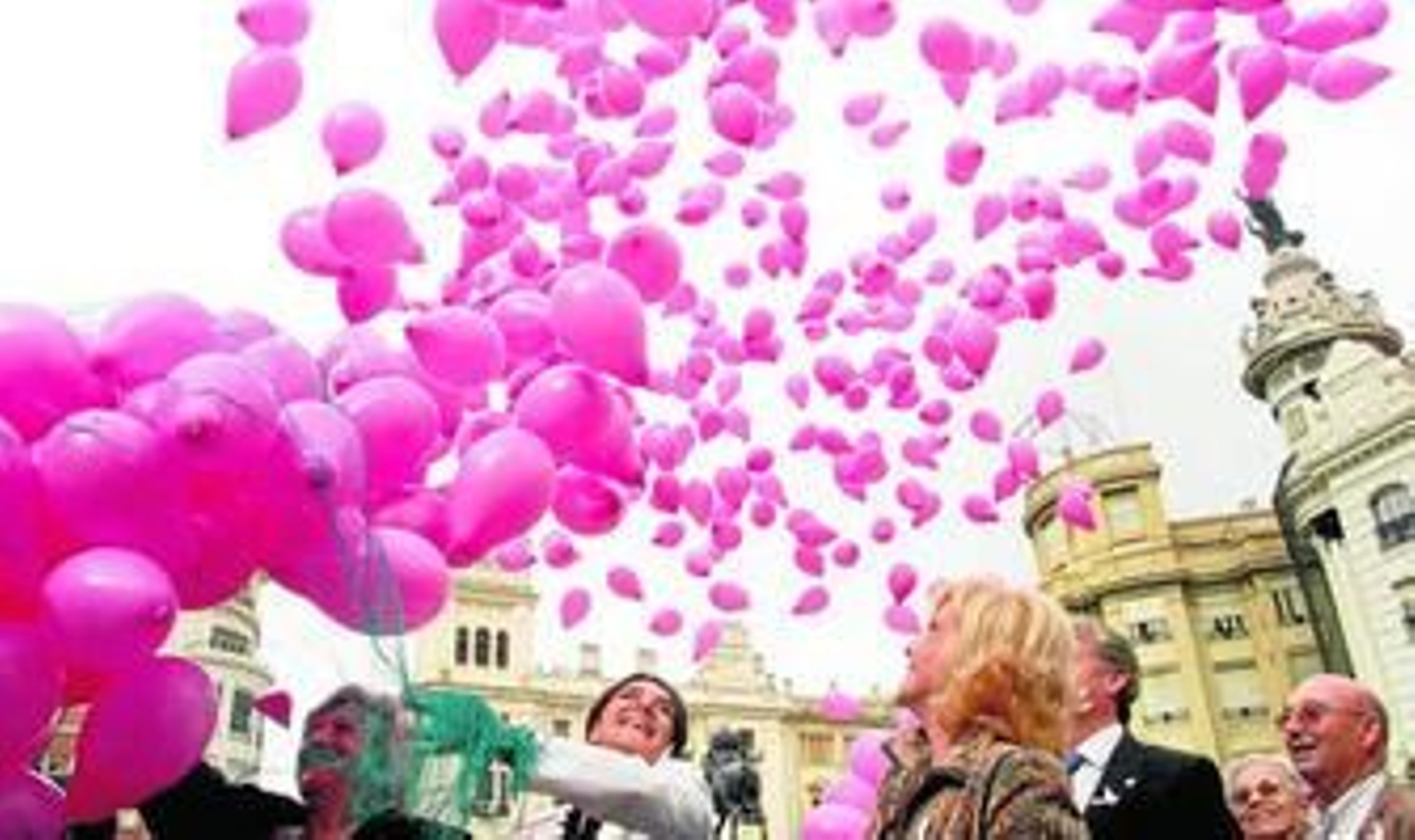 Suelta de globos durante la celebración el pasado año del Día Mundial contra el cáncer de mama en Córdoba.