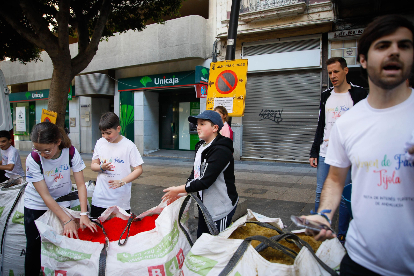 Así es la alfombra de serrín de 60 metros en el Paseo de Almería, en imágenes.