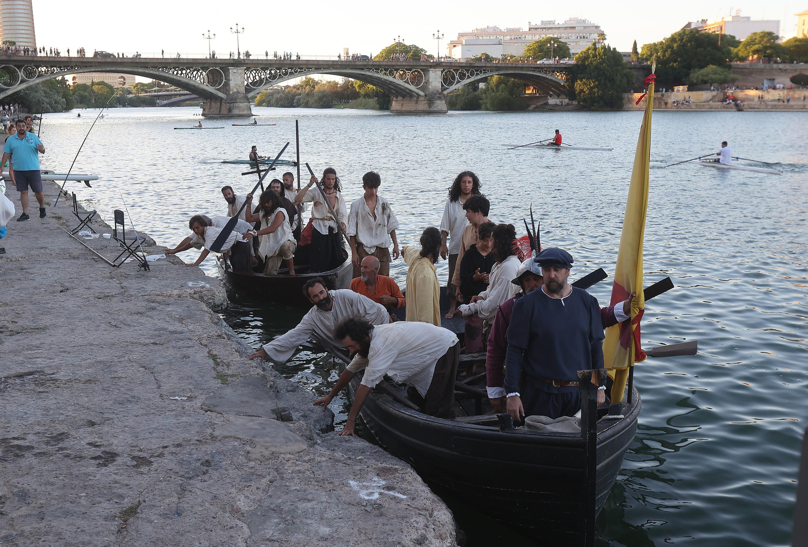 DESEMBARCO DE 18 ACTORES REPRESENTANDO A ELCANO Y ESCOLTADOS POR EL TERCIO DE OLIVARES