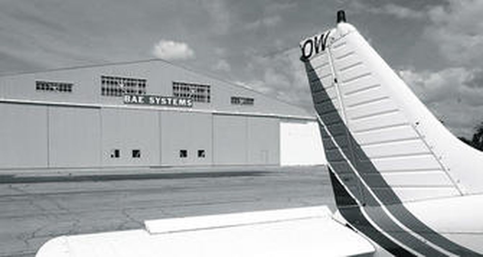 Instalaciones de la Escuela de Pilotos, cuando era controlada por BAE Systems, con una de las avionetas de la formación en primer término.
