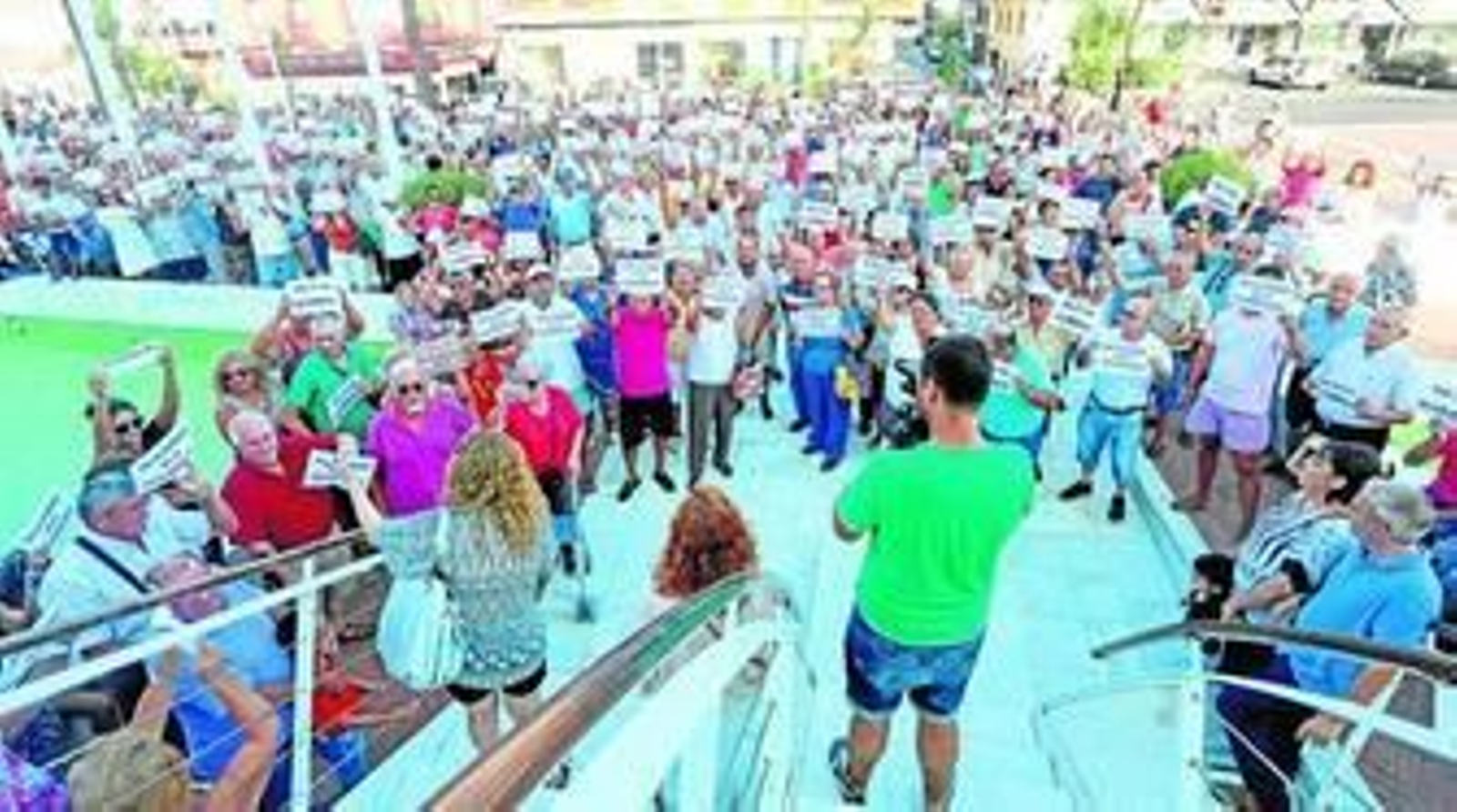 Los vecinos se concentraron ayer a las puertas del Ayuntamiento puntaumbrieño.