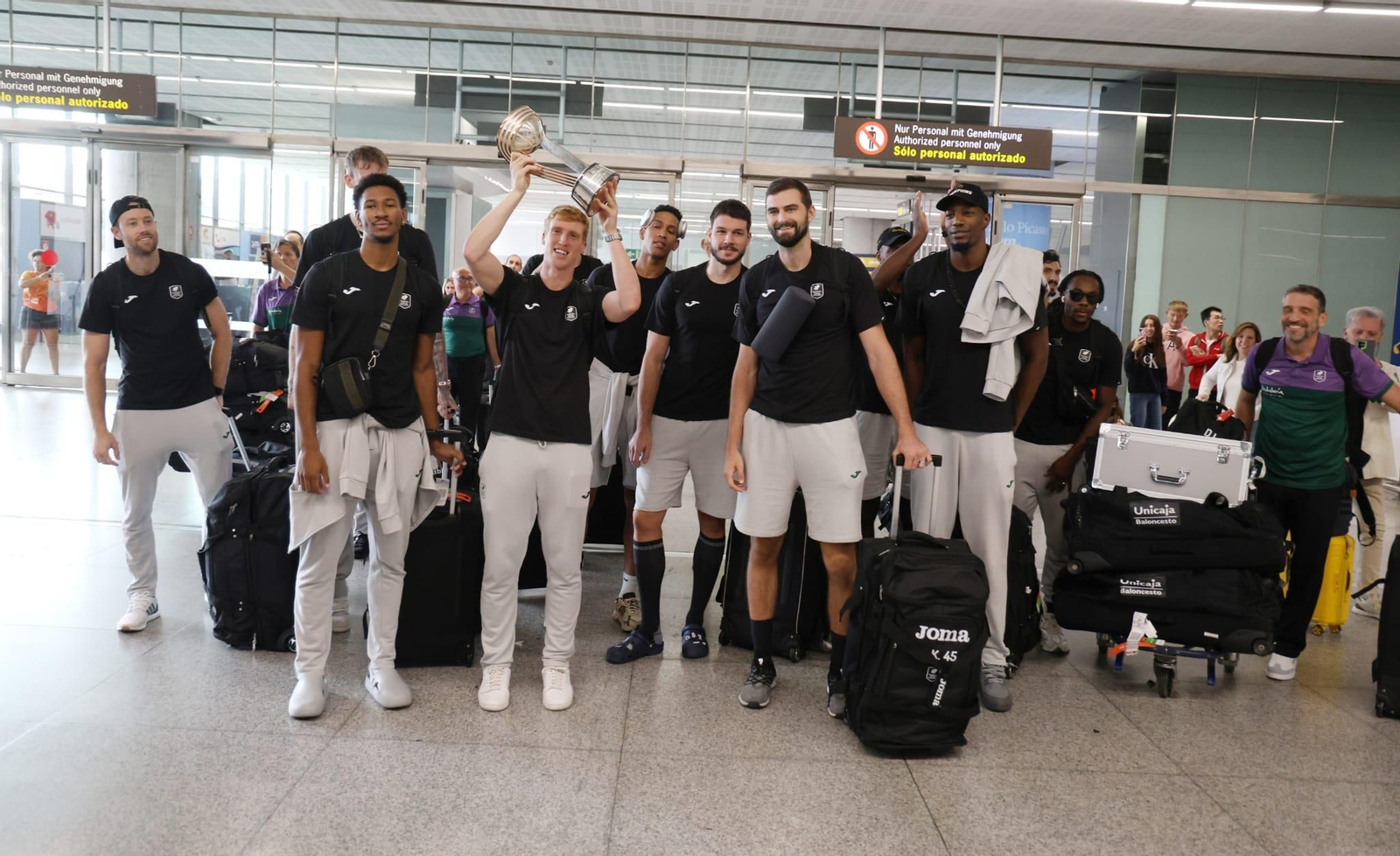 El Unicaja brinda la Intercontinental a un centenar de aficionados en el aeropuerto