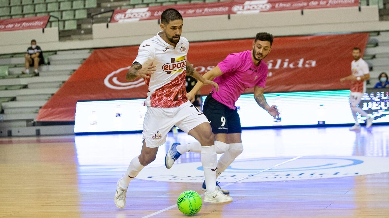 David Leal persigue al jugador de ElPozo Murcia Felipe Valerio.