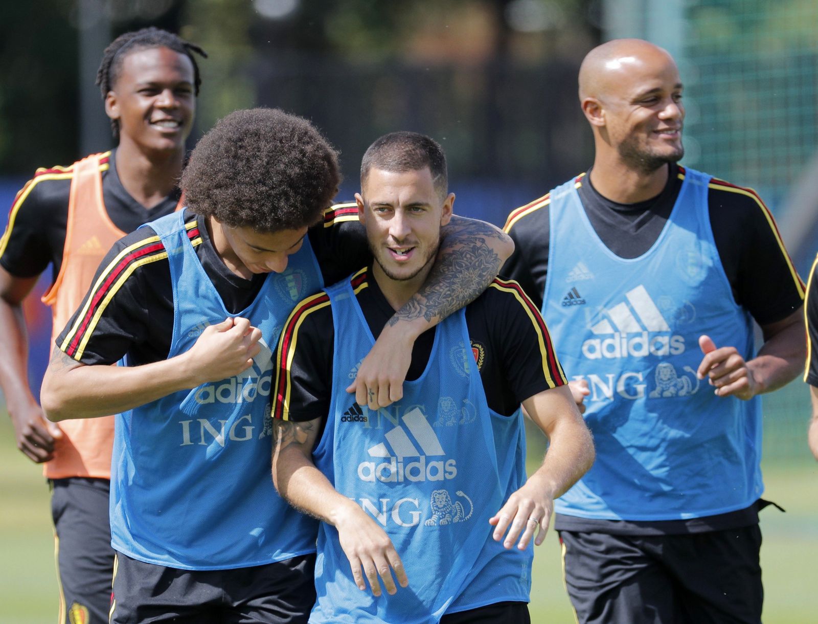 Witsel abraza a Hazard en presencia de Batshuayi y Kompany en el entrenamiento de Bélgica.