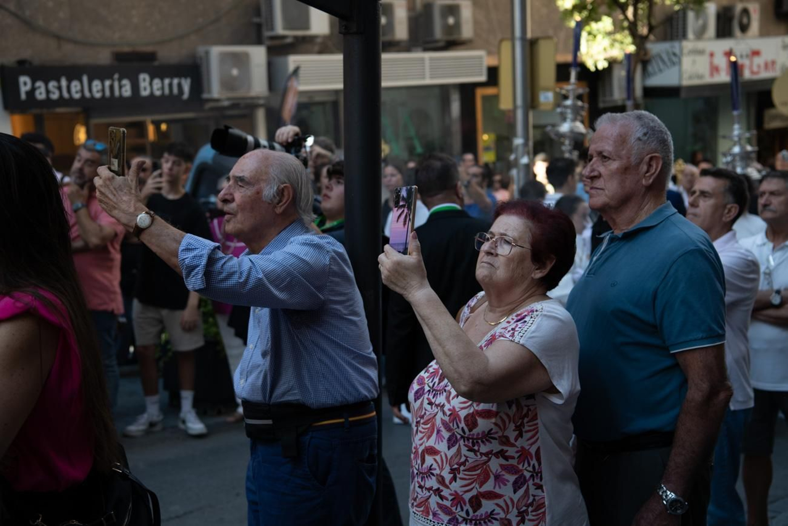 El pueblo de Jaén abraza con solemnidad a El Abuelo en la Magna, en imágenes