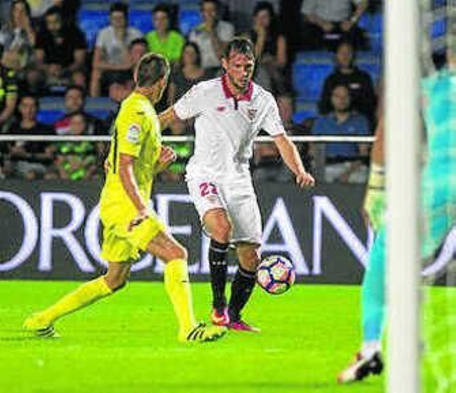 El delantero colombiano Santos Borré presiona a Nico Pareja.