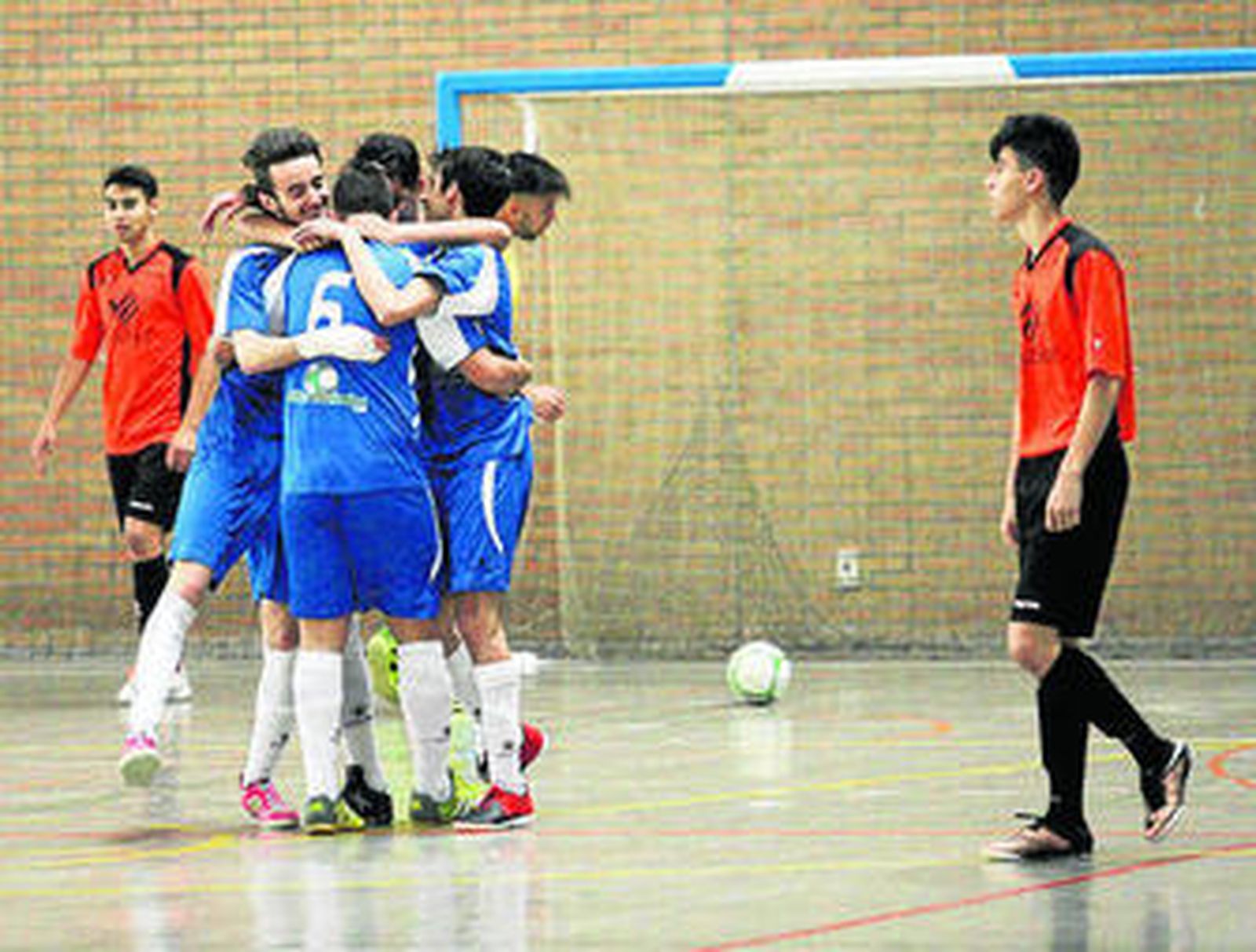Los jugadores del Adecor celebran un gol ante el Colecórdoba.