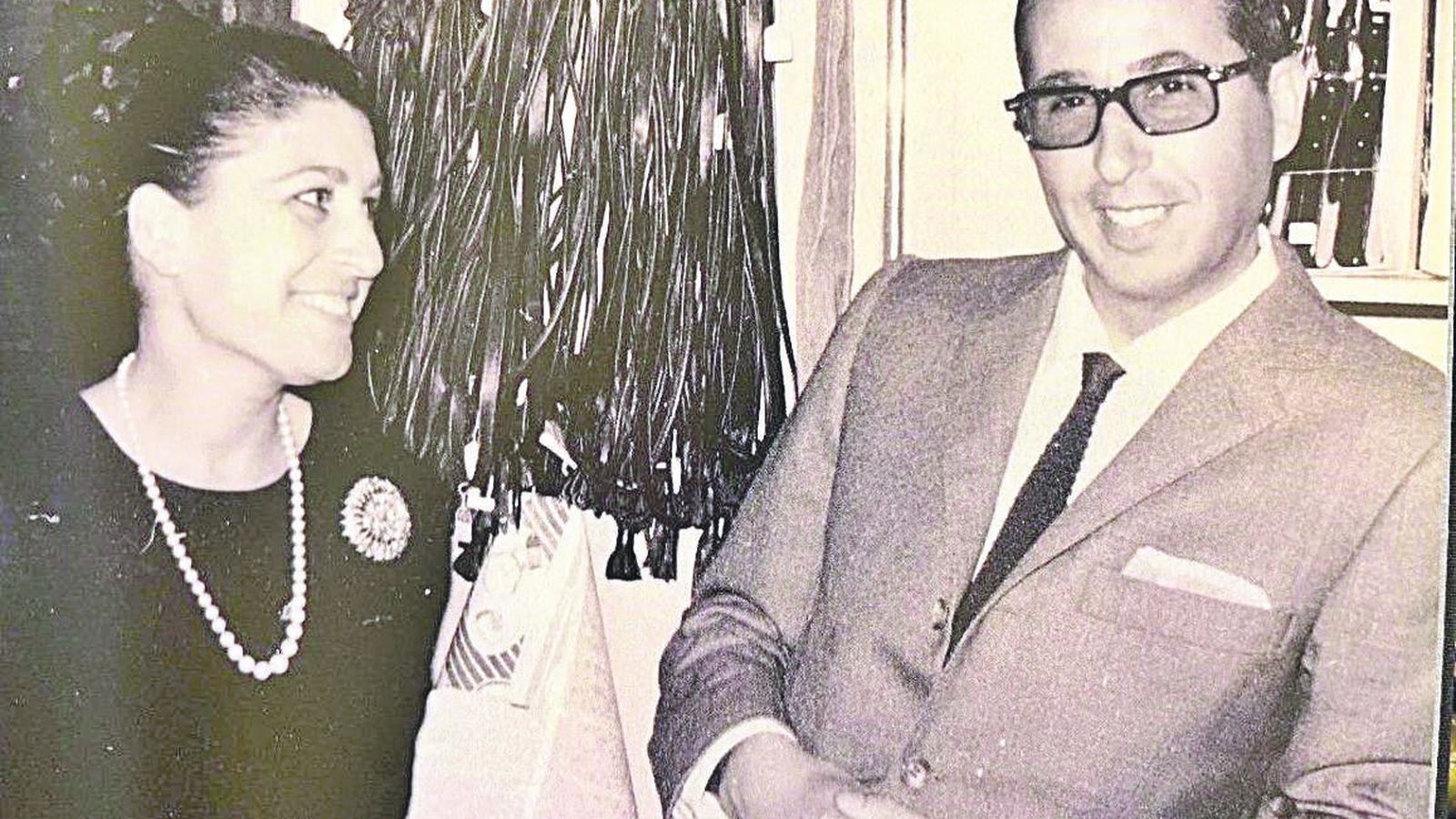 Panchi López Armario y José Luis Delfín López en la tienda de la Calle San Francisco en 1966.