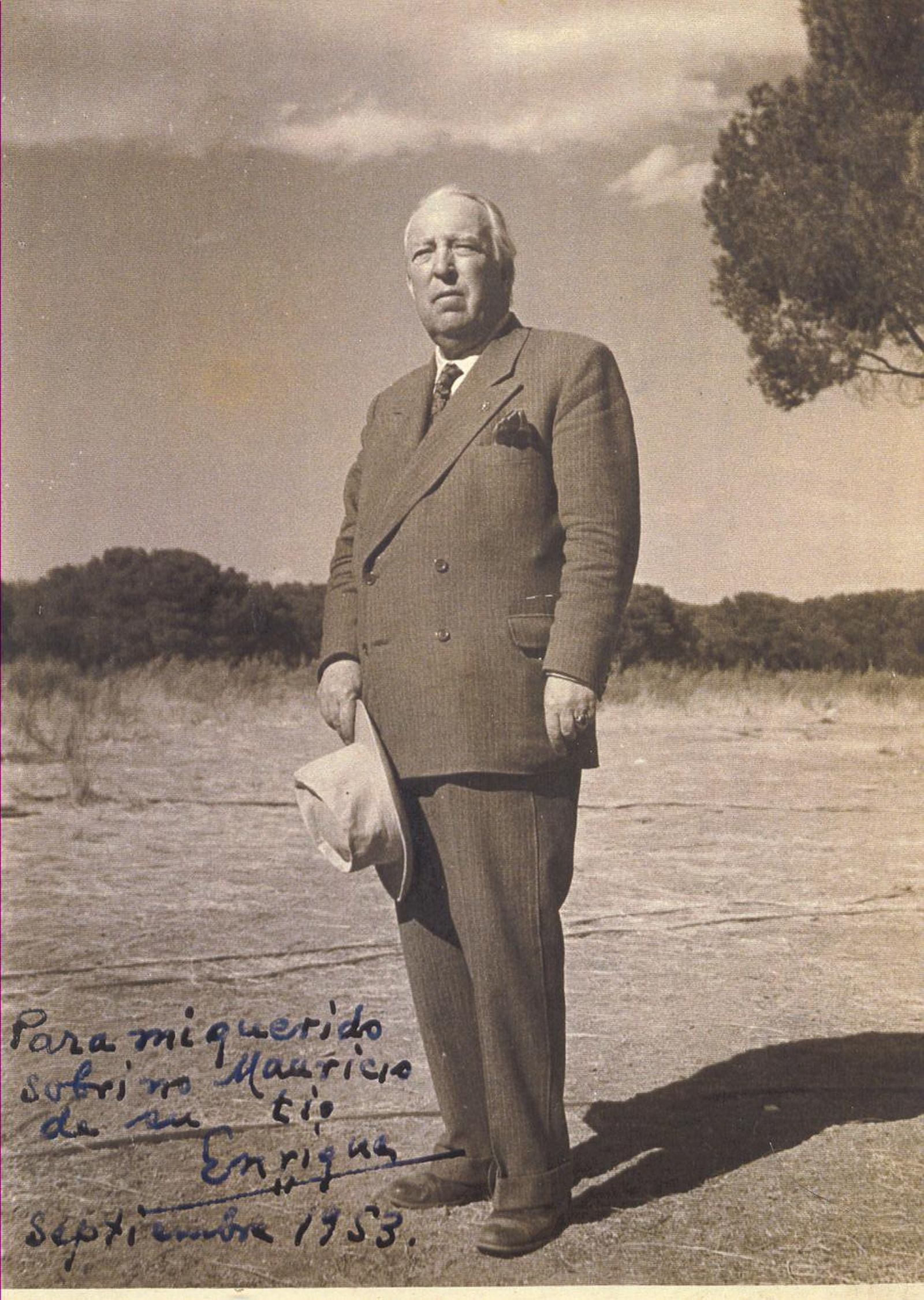 Domínguez Rodíño en 1953, con dedicatoria a su sobrino Mauricio.