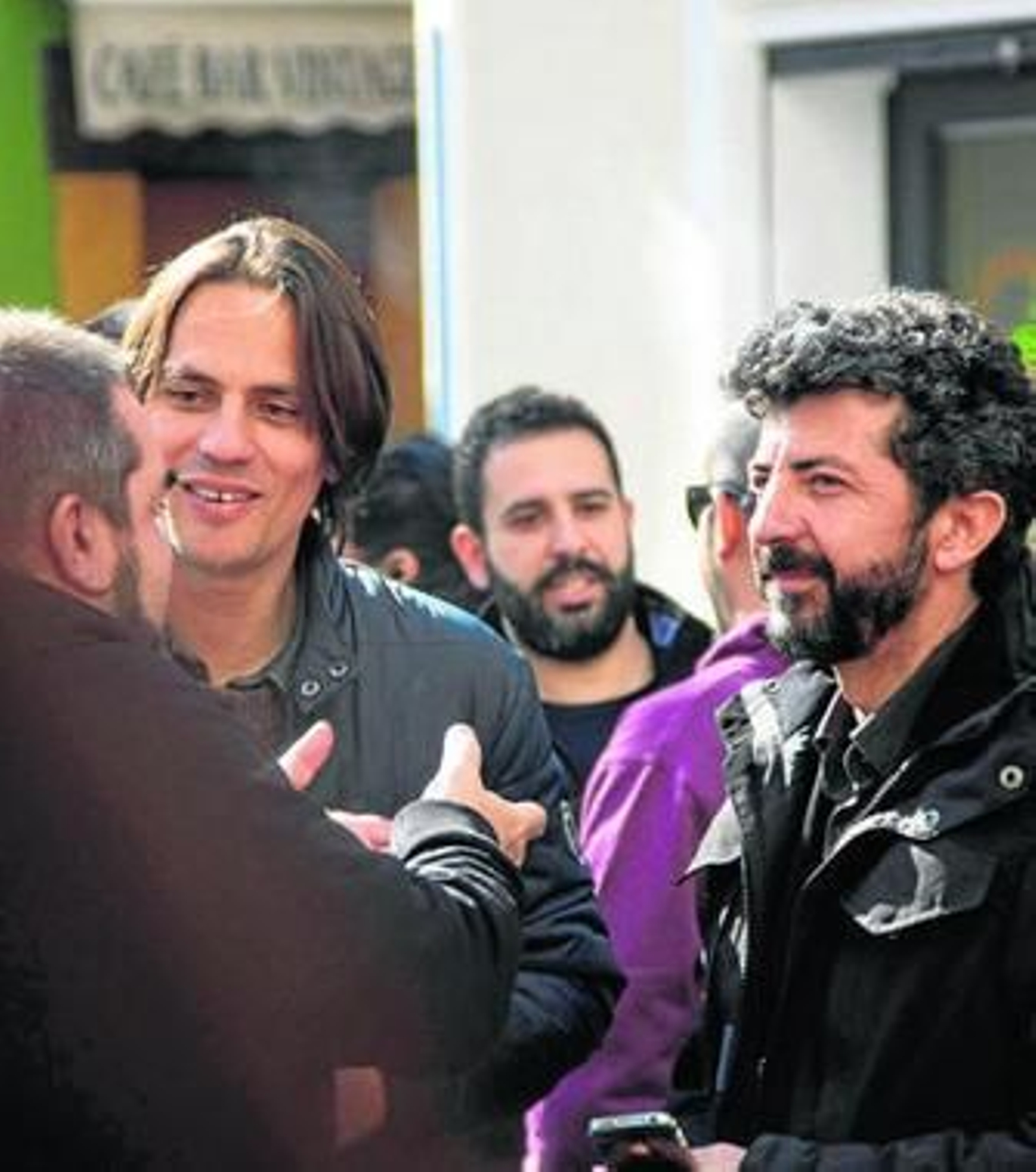 El guionista Rafael Cobos y Alberto Rodríguez conversan días atrás en la plaza de la Gavidia con Gervasio Iglesias.
