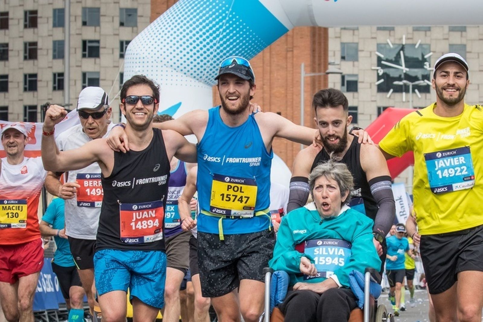 Eric Domingo y su madre junto a otros corredores durante una prueba.