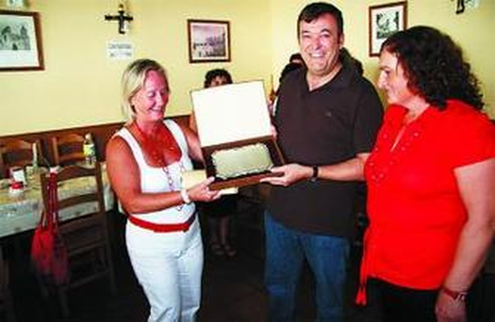Luis Palomino recibe una placa como recuerdo de su labor en Medina.
