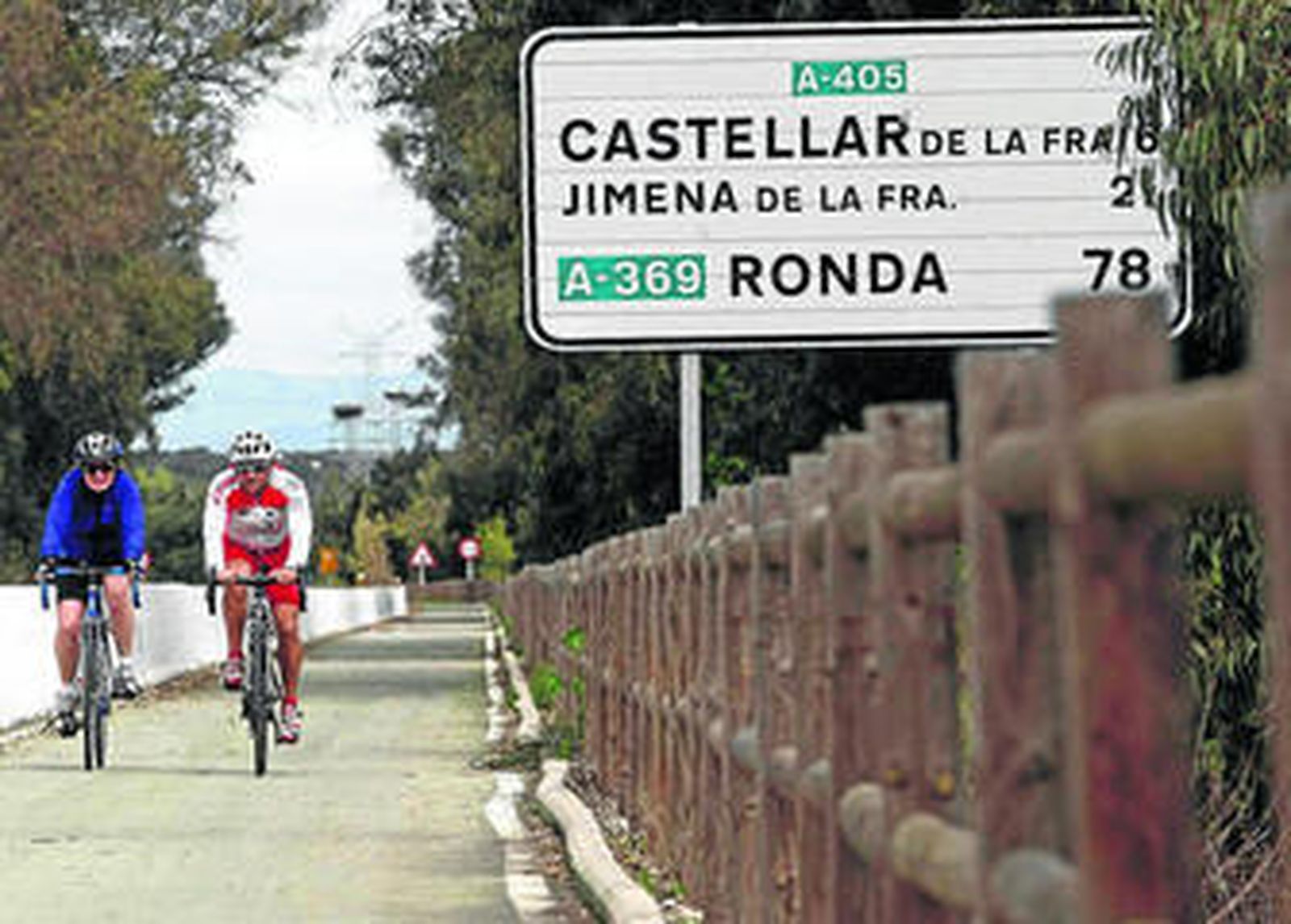 Dos ciclistas por el carril-bici que comunica la Estación con Castellar, el pasado jueves.