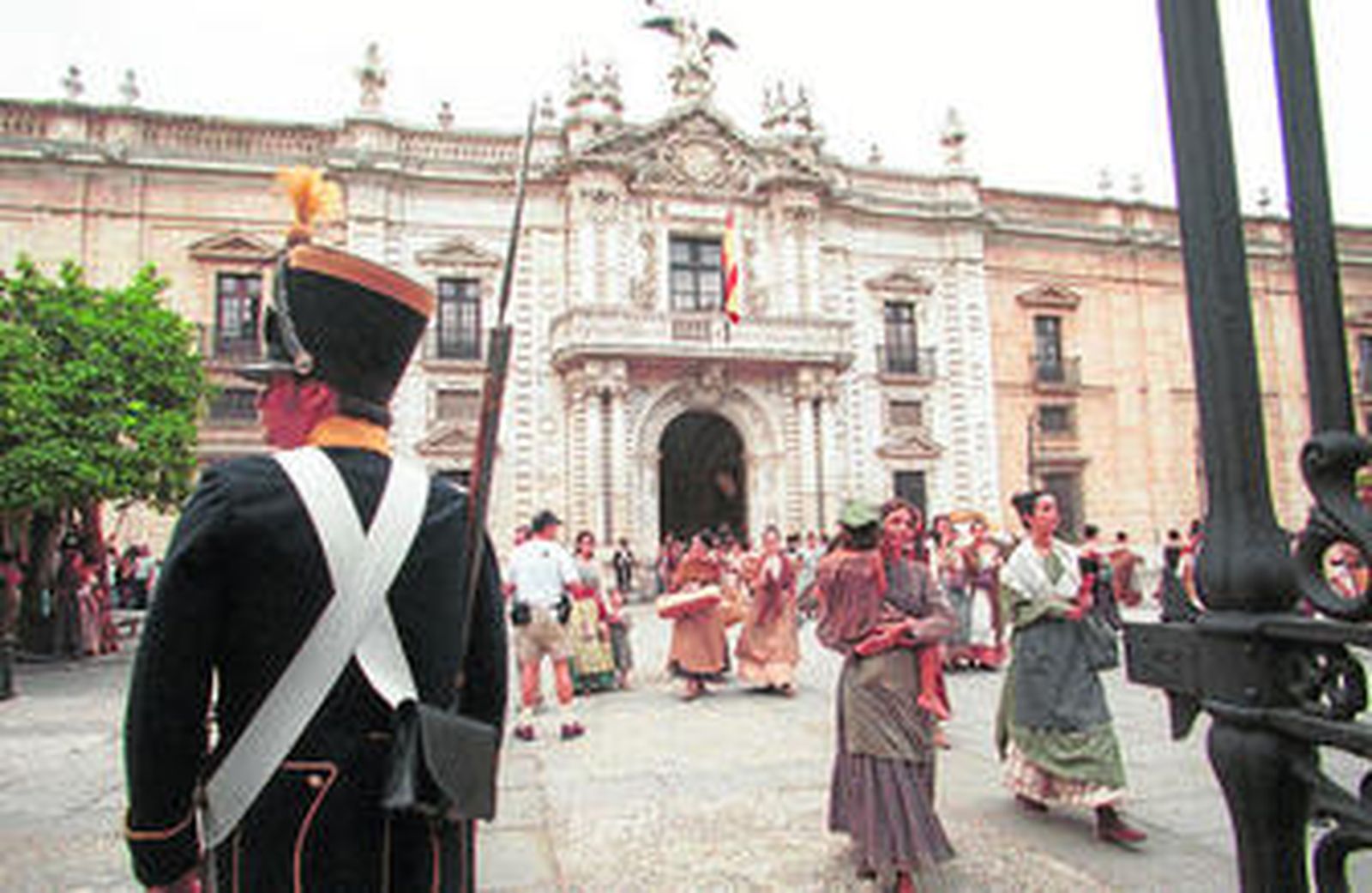 Rodaje en 2002 de 'Carmen', de Vicente Aranda, en el Rectorado, la antigua Fábrica de Tabacos, uno de los escenarios de la novela.