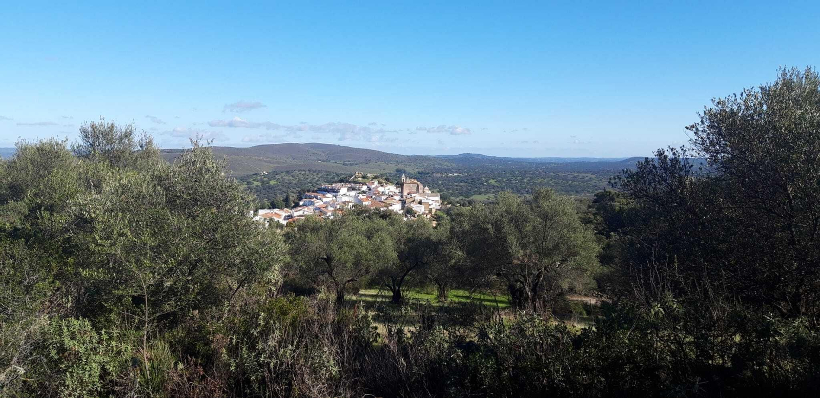 El Castillo de las Guardas visto desde el sendero.