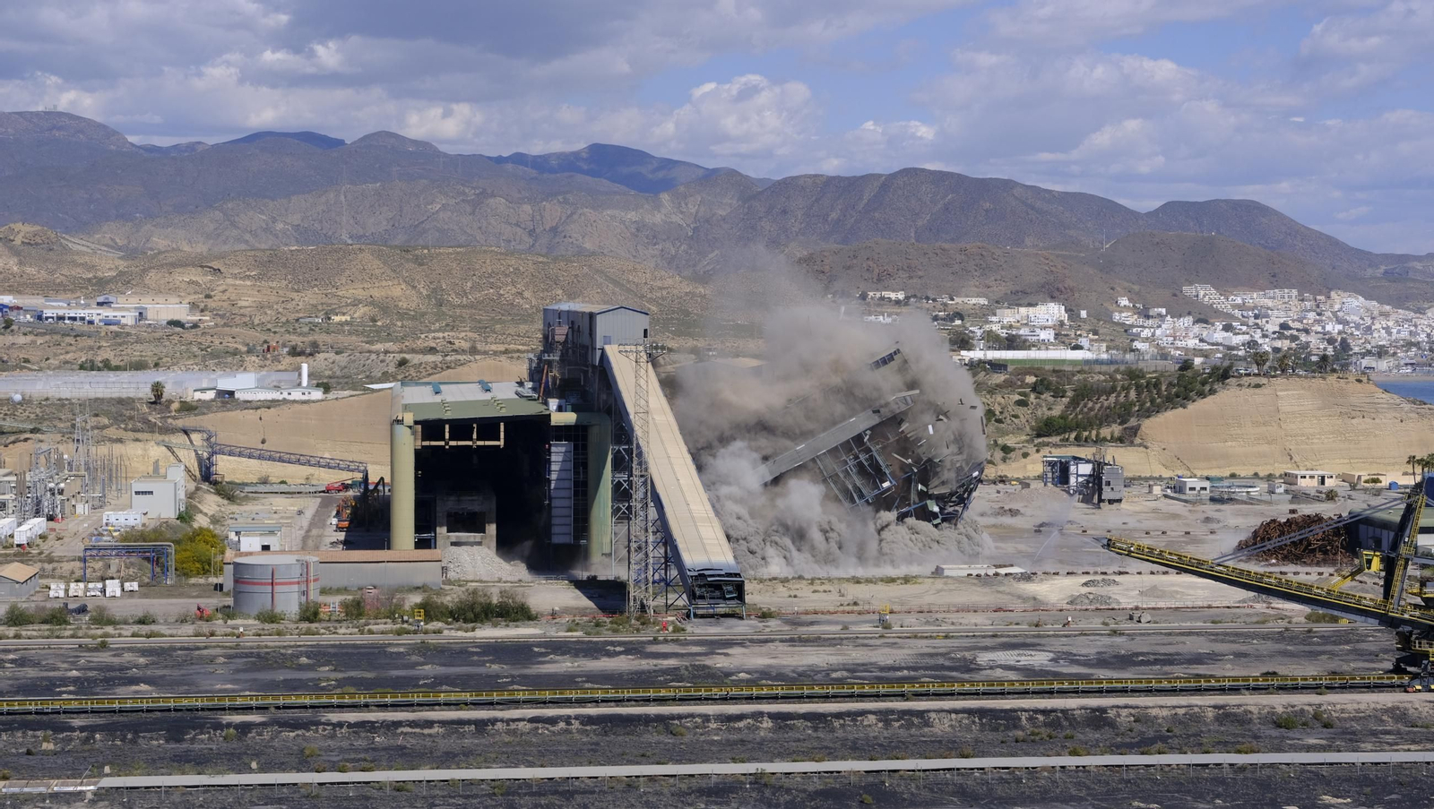 La voladura-demolición de la central térmica de Endesa en Carboneras, en imágenes