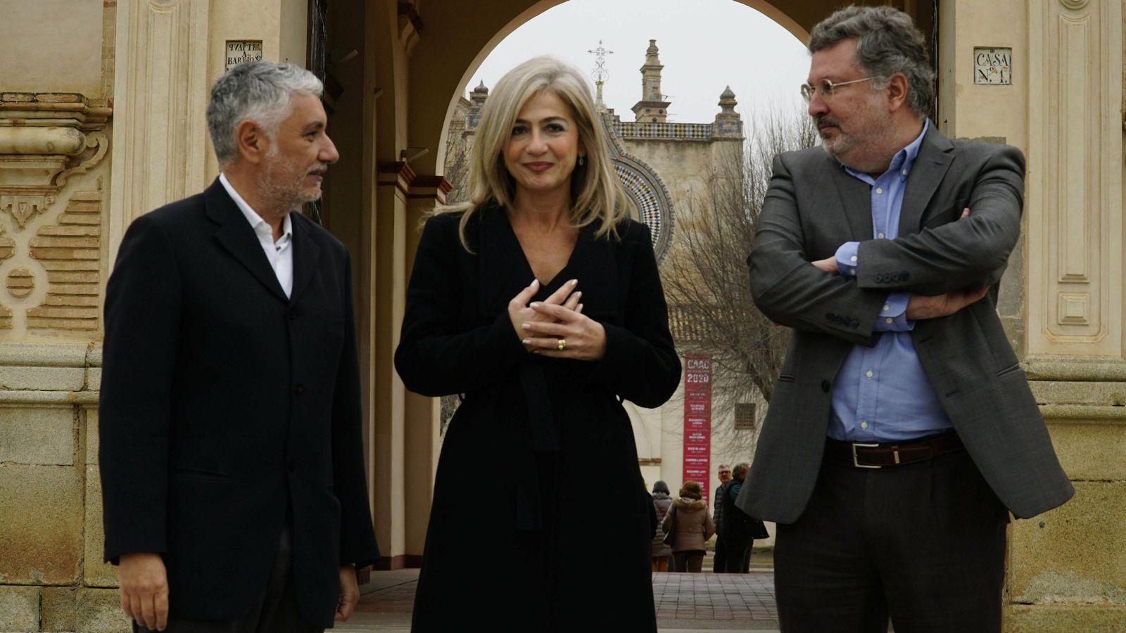Juan Antonio Álvarez Reyes, Patricia del Pozo y Álvaro Rodríguez Fominaya en la entrada del CAAC.