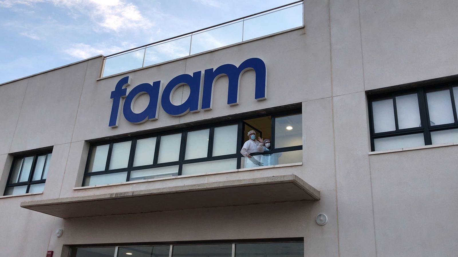 Salida tras confinamiento de 45 días de trabajadores de FAAM en imágenes