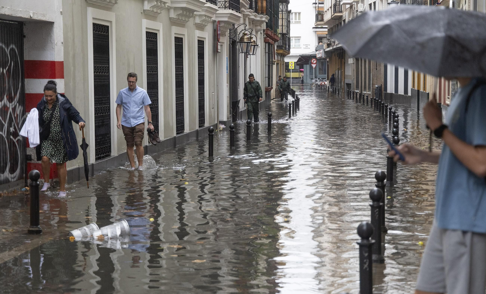 La calle Gravina, inundada, ayer por la mañana.