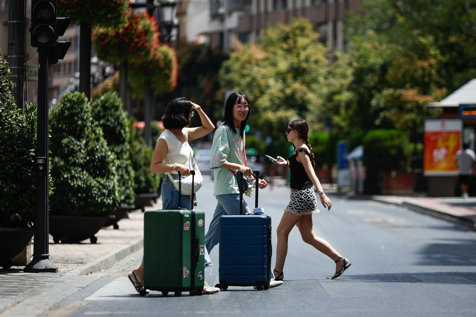 Paraguas, abanicos y agua: las mejores imágenes de la primera ola de calor de agosto en Granada