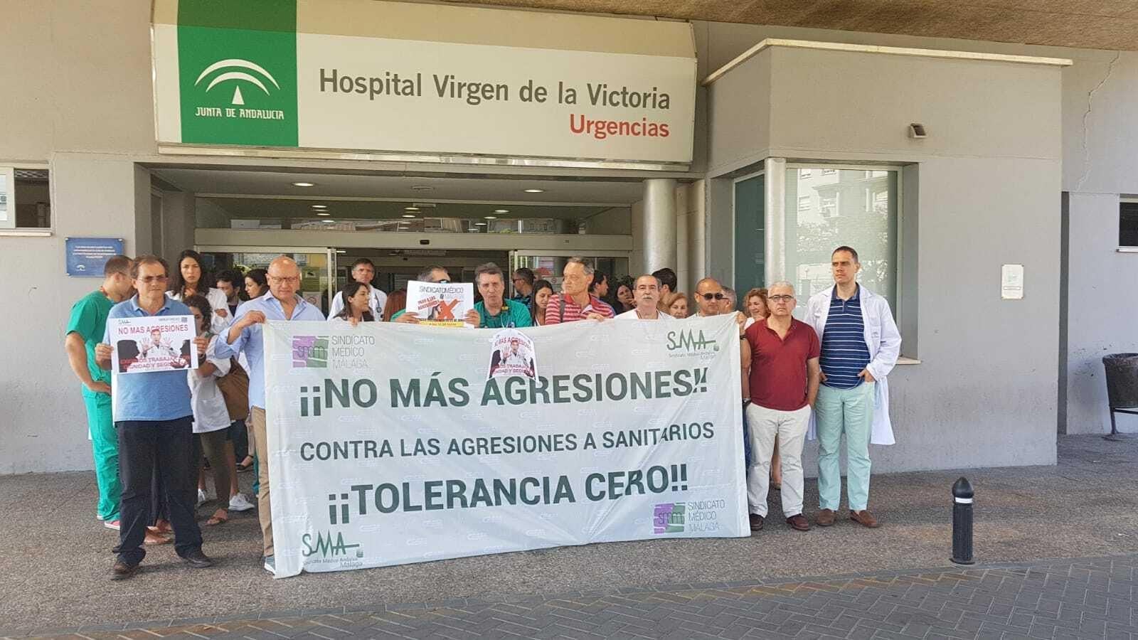 Concentración de médicos en el hospital Clínico para denunciar una nueva agresión a un sanitario.