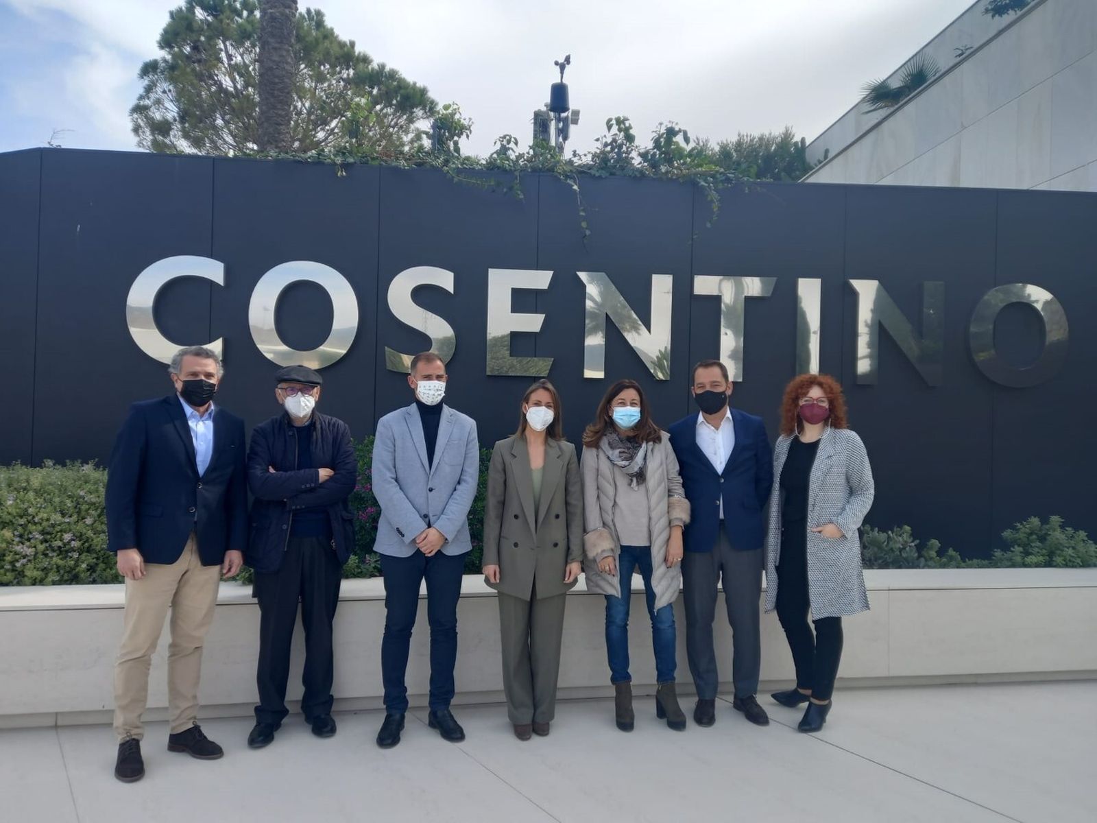 Visita de la viceconsejera de Educación, Mari Carmen del Castlillo y el delegado de Educación, Antonio Jiménez, a la empresa Grupo Cosentino para conocer la situación de la FP Dual en esta entidad