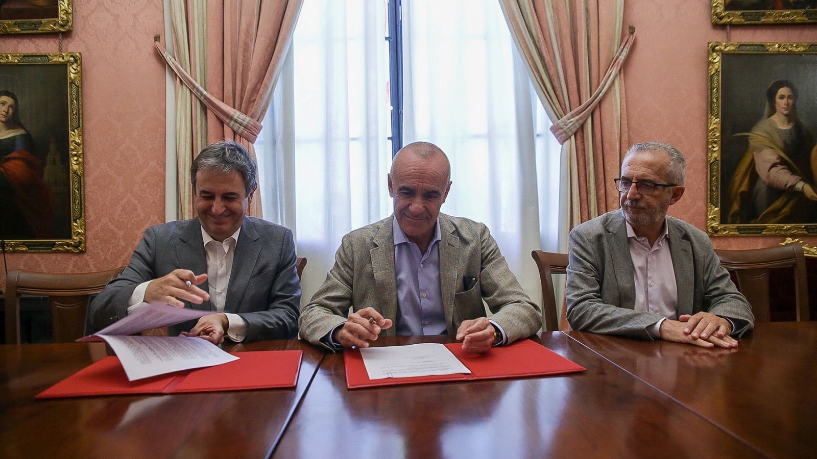 El alcalde de Sevilla, Antonio Muñoz, y el director general de Endesa en Andalucía, Extremadura, Ceuta y Melilla han formalizado el acuerdo y se han iniciado ya los trabajos previos para la instalación del primero de los centros.