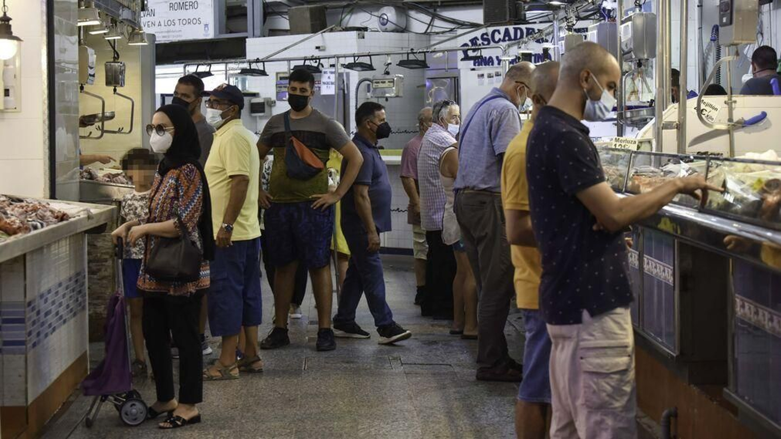 Varias personas en el mercado Ingeniero Torroja de Algeciras.