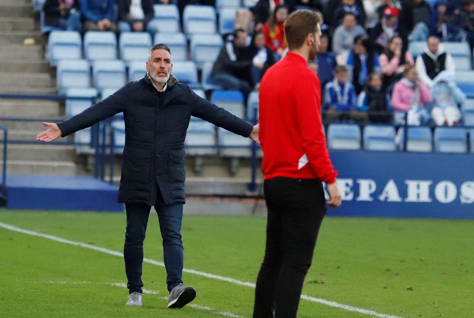 Abel Gómez, indignado, en la banda del Nuevo Colombino.