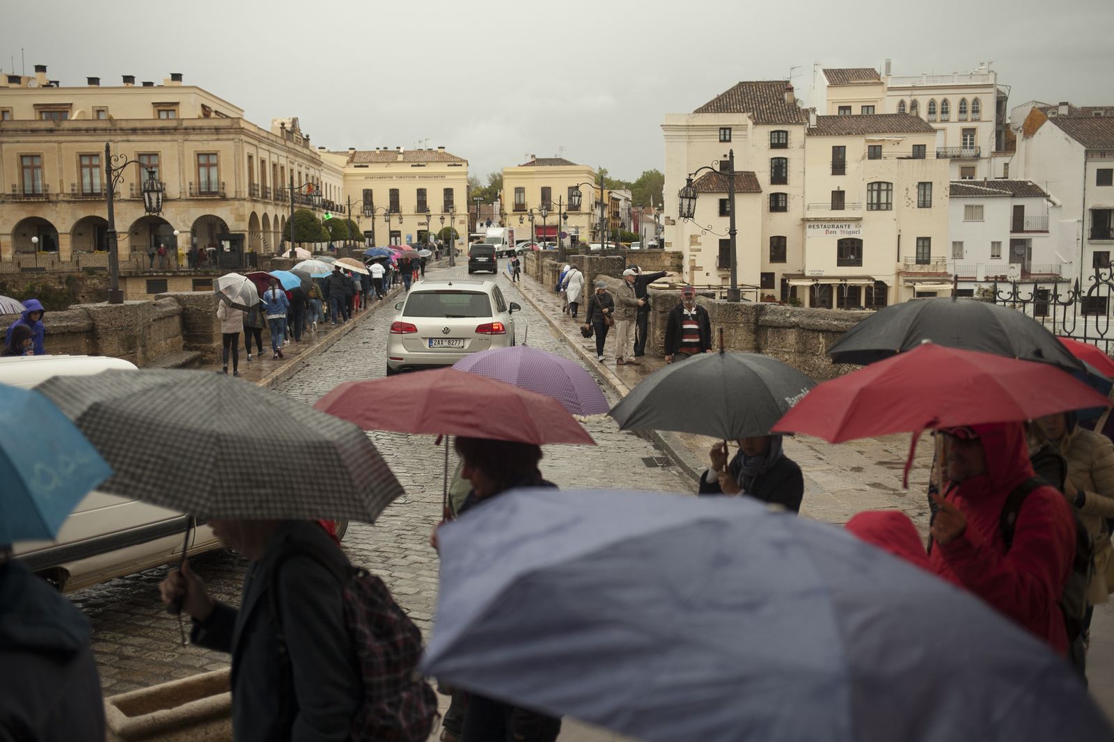 Paraguas junto al Puente Nuevo de Ronda.