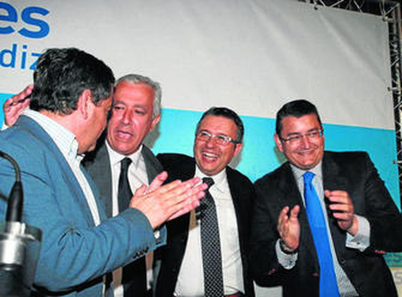 Alejandro Sánchez, entre Arenas, Loaiza y Sanz, el día en el que el PP linense presentó su candidatura.