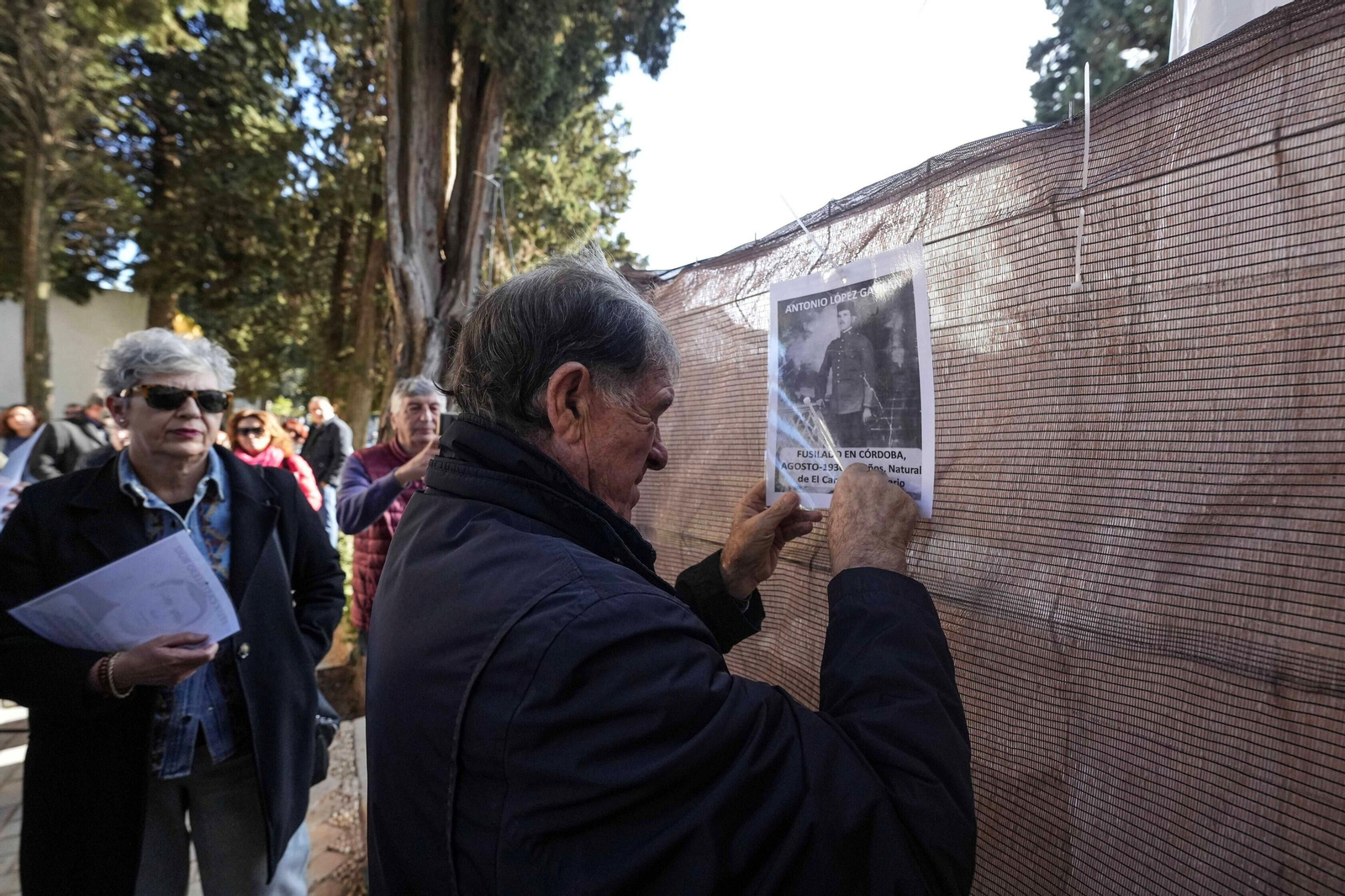 La plataforma Comisión de la Verdad recuerda a las víctimas del franquismo con un acto en el cementerio de la Salud, en imágenes