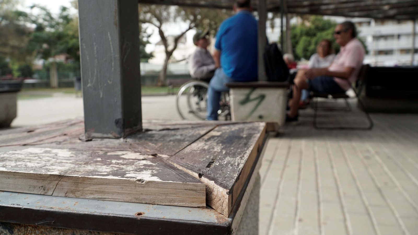 Maderas sueltas en la base de una pérgola.
