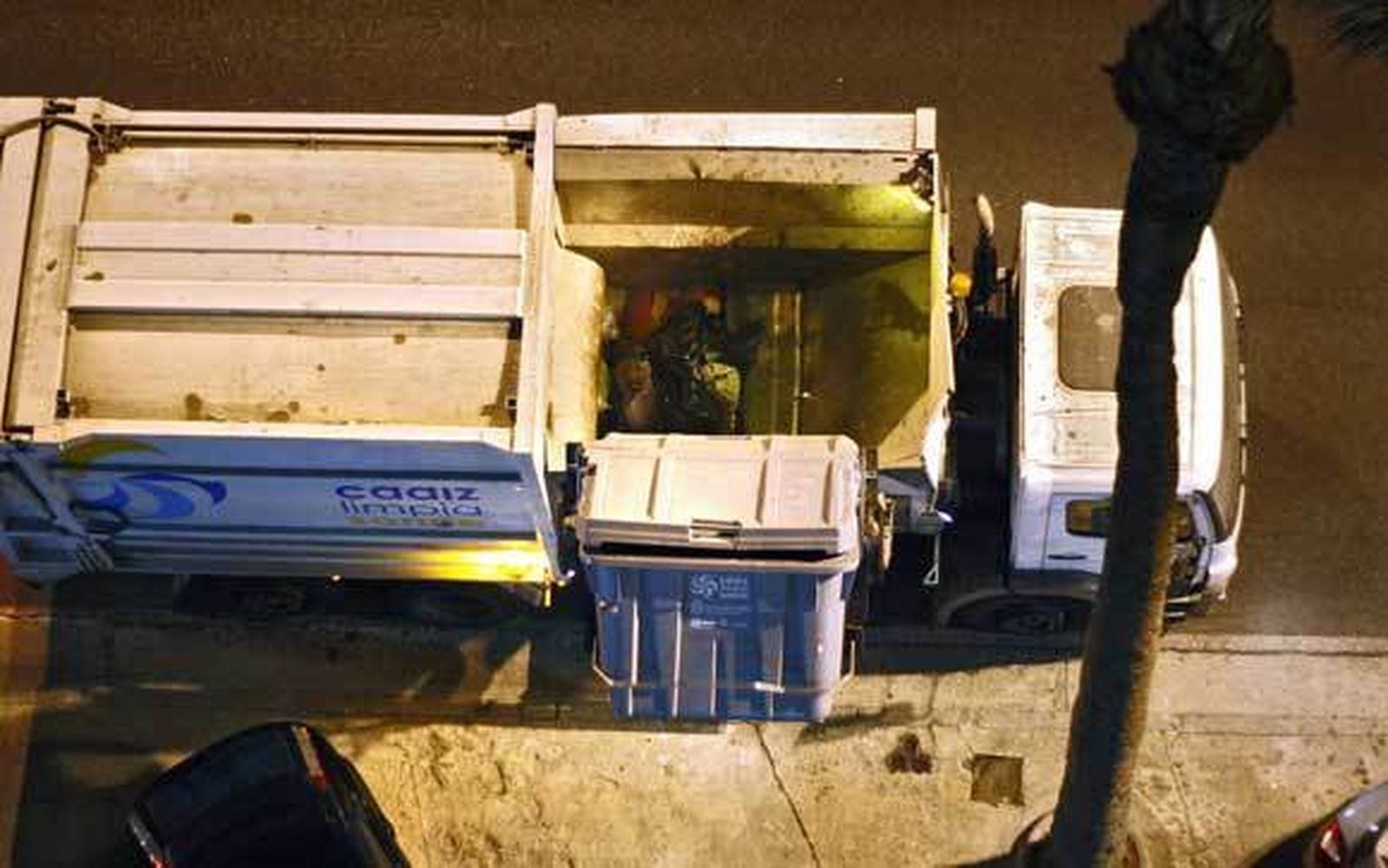 Un camión recogiendo la basura en Cádiz capital, en una imagen de archivo. /Joaquín Pino
