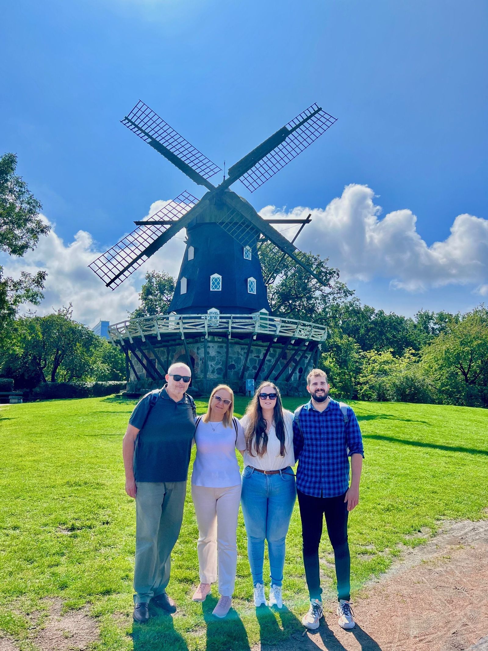 Lucía con sus padres y su novio, Alberto, en Malmoe (Suecia).