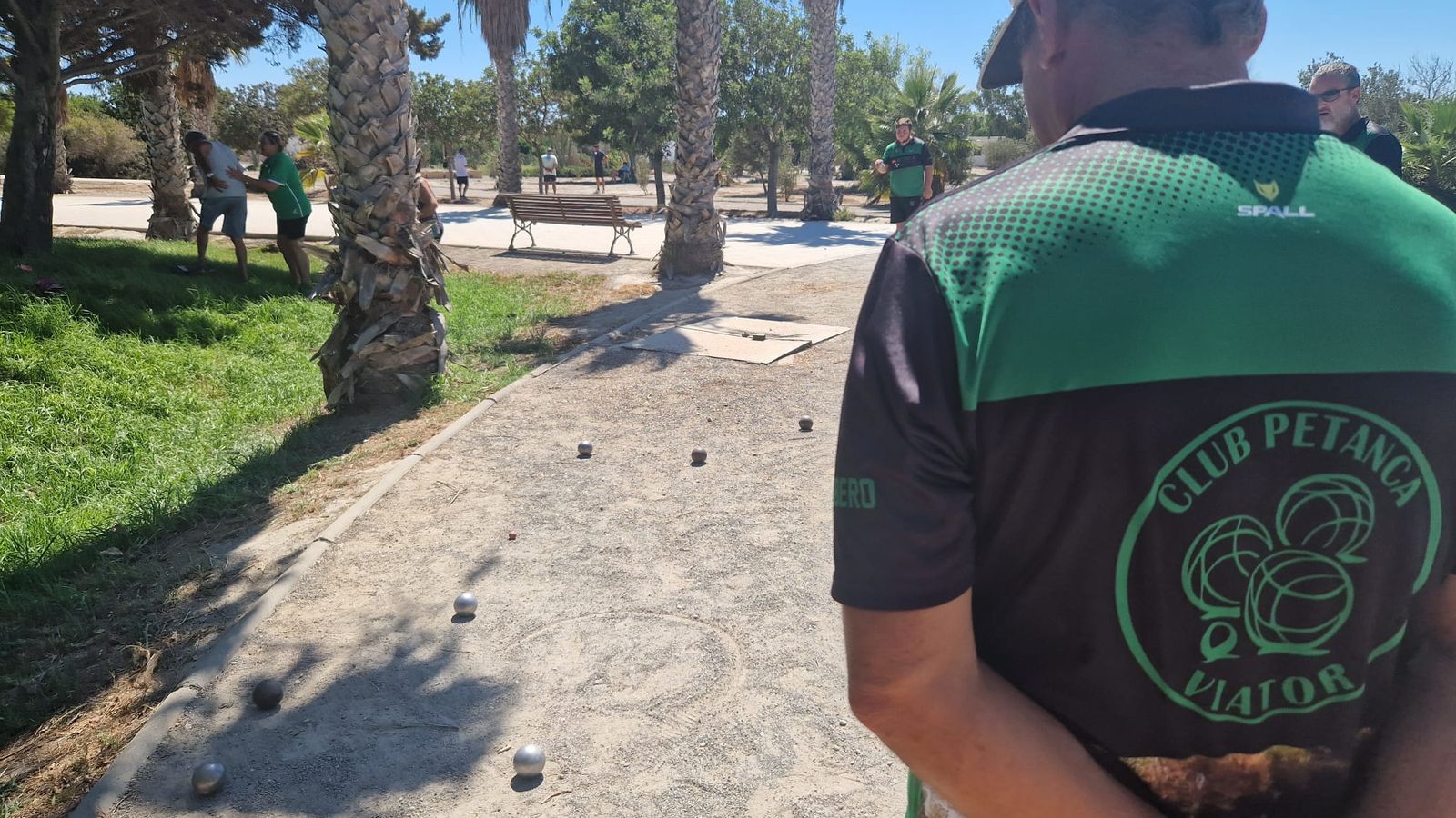 Uno de los participantes observa la acción de otro de los jugadores presentes en la competición.