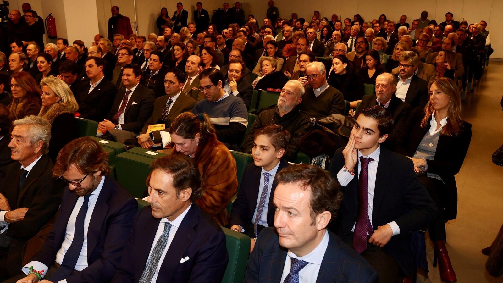 Aforo completo en la sede de la Fundación Caja Rural del Sur para la presentación del libro 'La Sastrería II'.