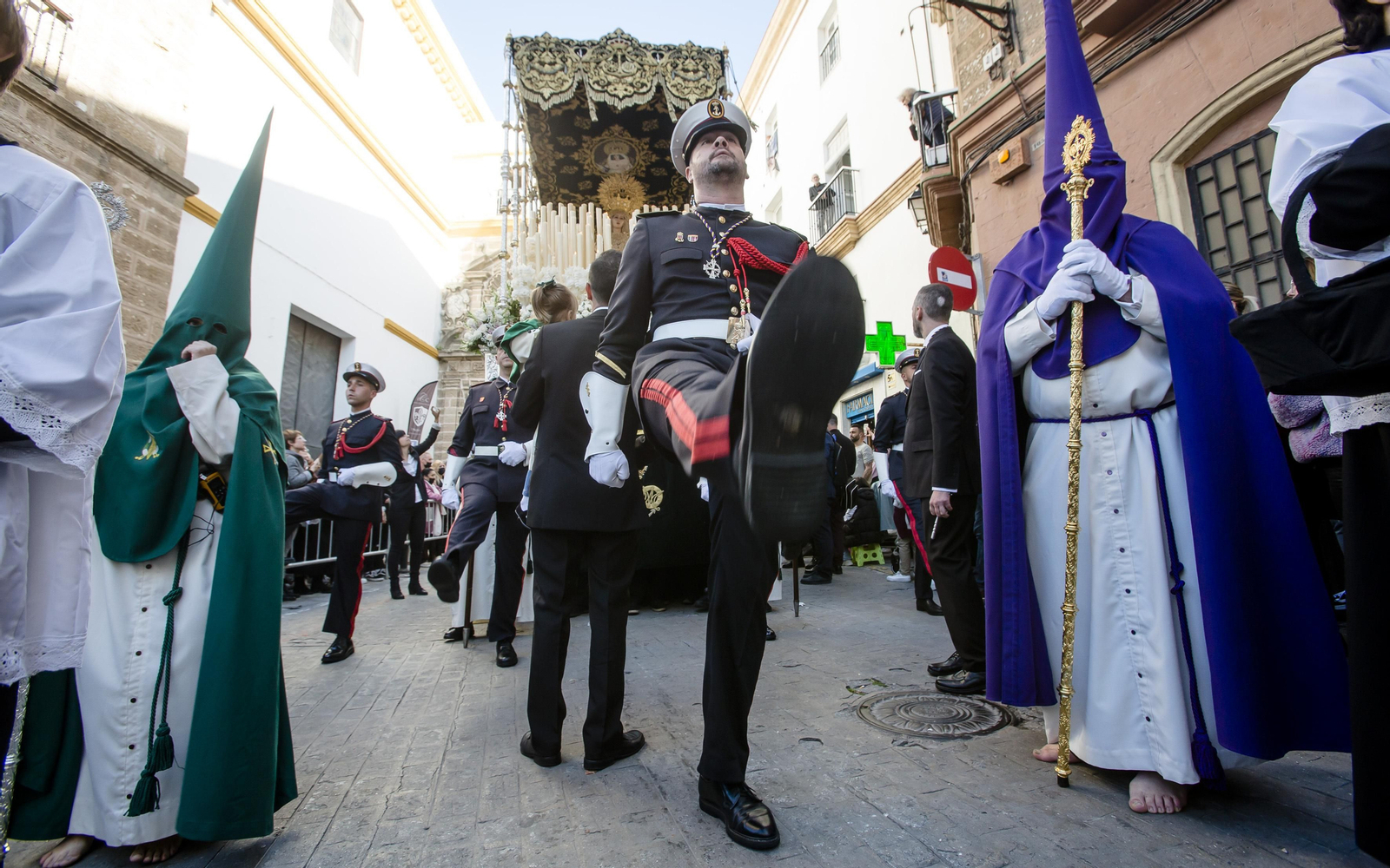 Las imágenes de la cofradía de Las Cigarreras en la Semana Santa de Cádiz 2022